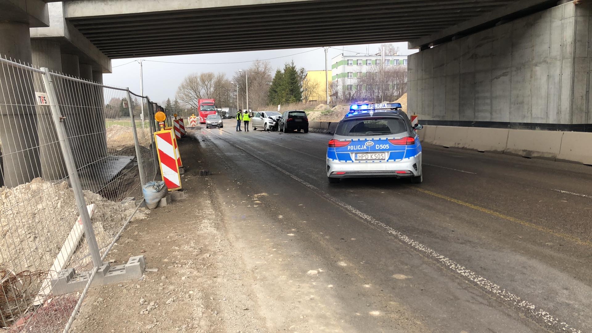 Czołowe zderzenie BMW z citroenem. Pięć osób trafiło do szpitala, droga jest zablokowana (zdjęcia)