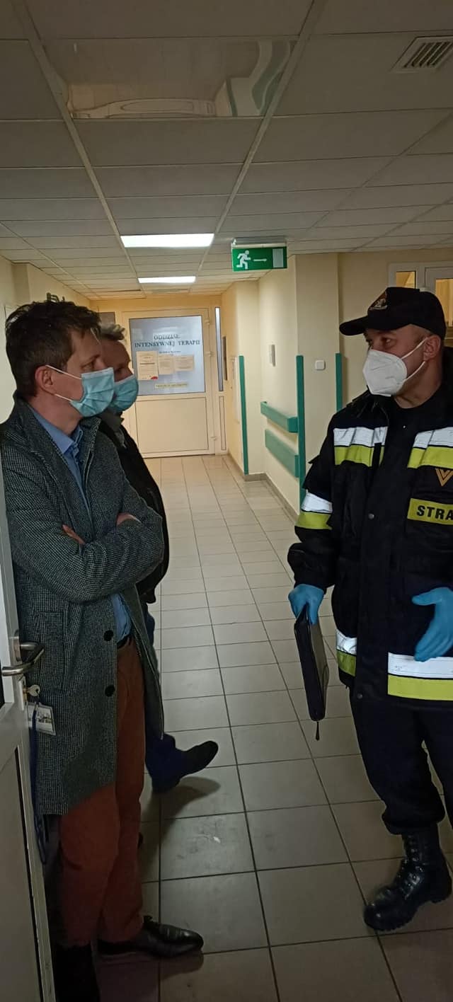 Strażacy skontrolowali instalację tlenową szpitala w Kraśniku. Stwierdzono nieprawidłowości (zdjęcia)