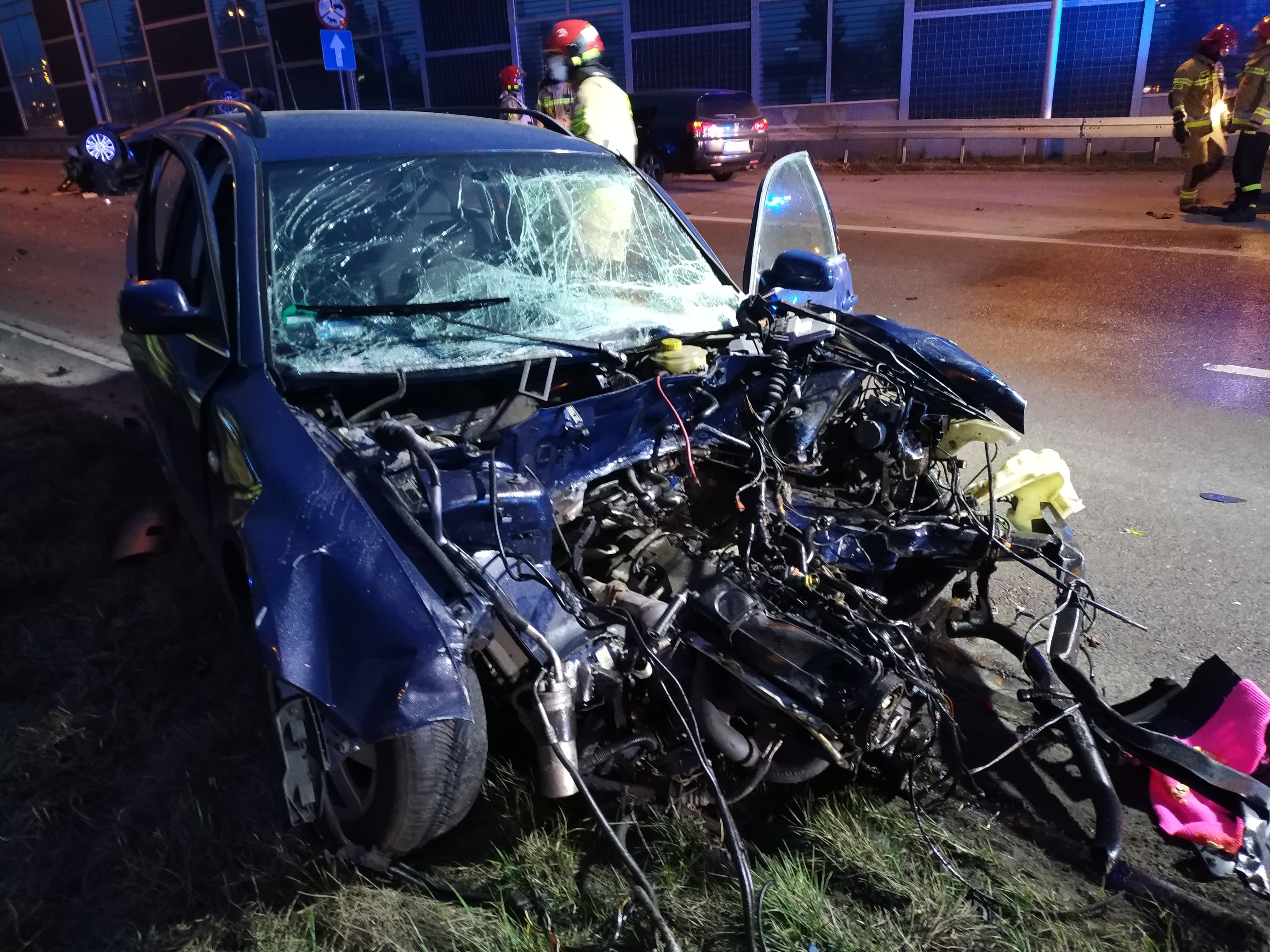 Groźny wypadek na wyjeździe z Lublina, sześć osób rannych. Jedno z aut dachowało (zdjęcia)