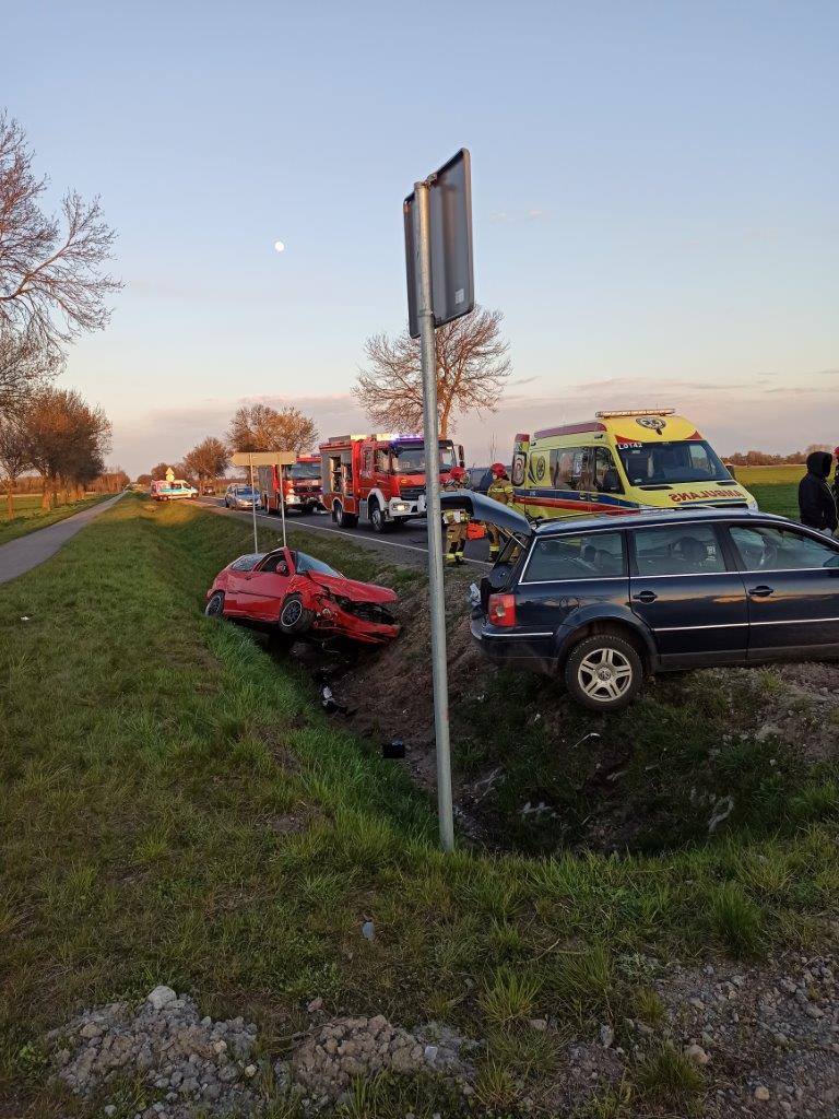 Zderzenie dwóch pojazdów na drodze wojewódzkiej. Dwie osoby trafiły do szpitala (zdjęcia)