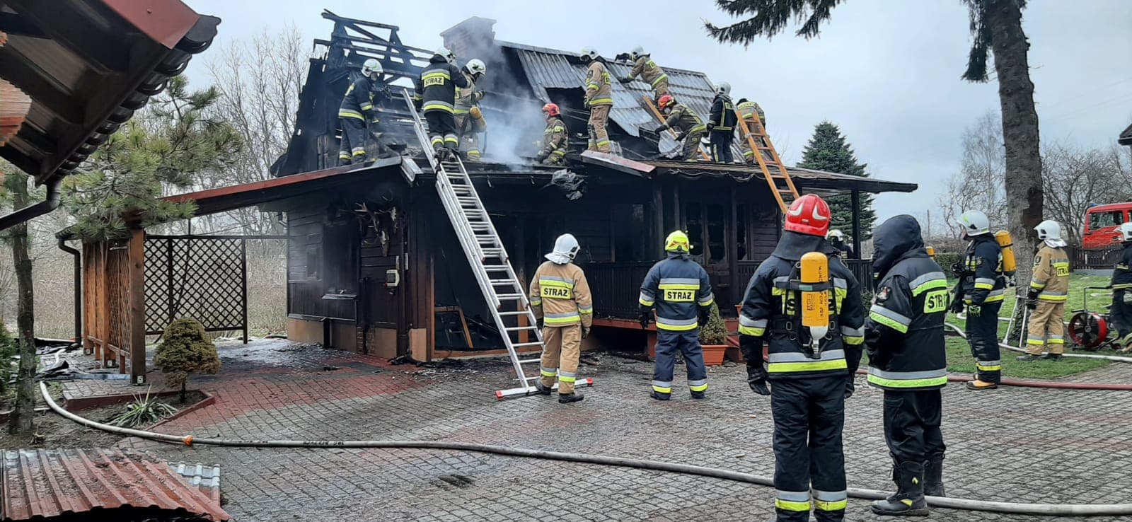 Drewniany dom stanął w płomieniach. Z ogniem walczyło 10 zastępów straży pożarnej (zdjęcia)