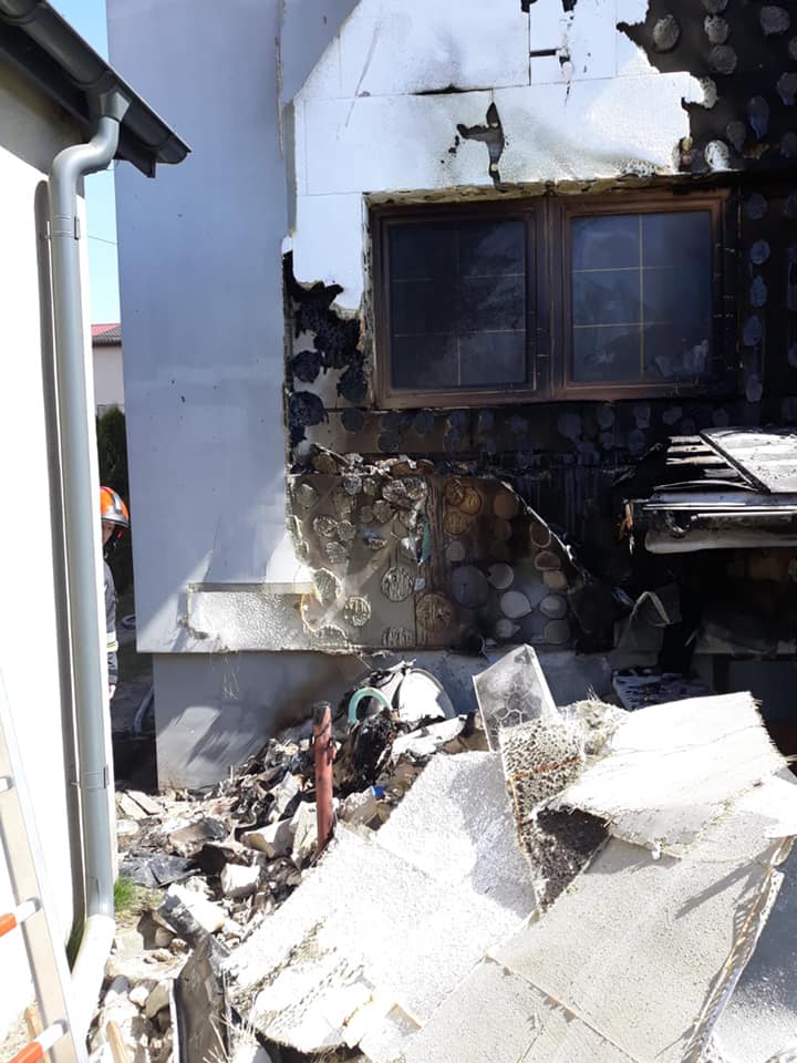 Pożar śmieci i elewacji na budynku mieszkalnym. Interweniowały trzy zastępy strażaków (zdjęcia)