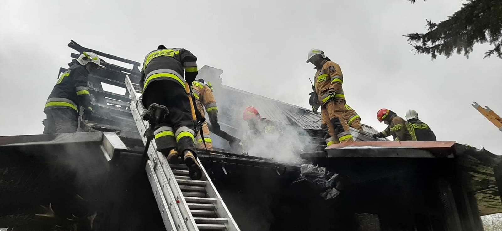 Drewniany dom stanął w płomieniach. Z ogniem walczyło 10 zastępów straży pożarnej (zdjęcia)