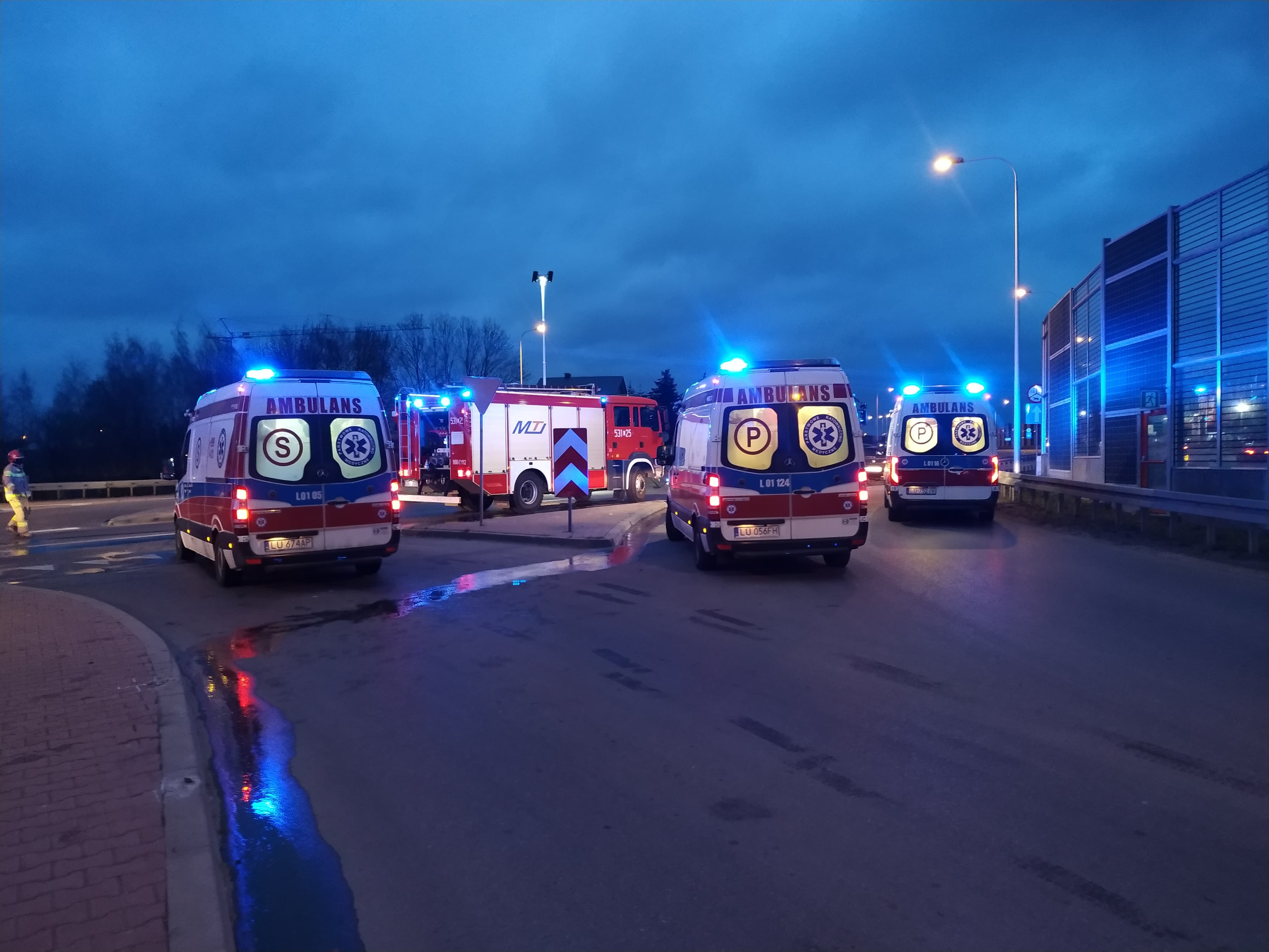 Groźny wypadek na wyjeździe z Lublina, sześć osób rannych. Jedno z aut dachowało (zdjęcia)