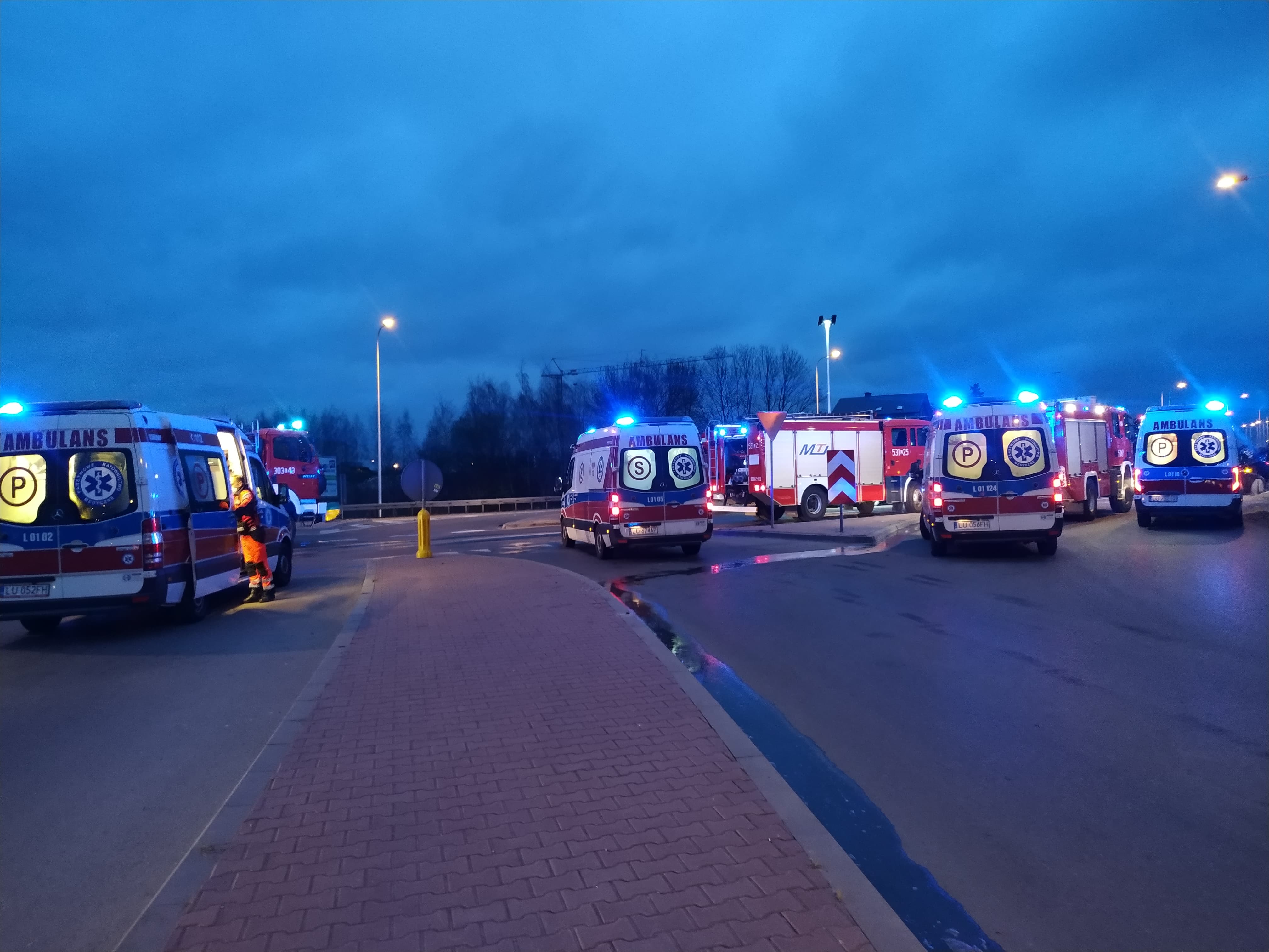 Groźny wypadek na wyjeździe z Lublina, sześć osób rannych. Jedno z aut dachowało (zdjęcia)