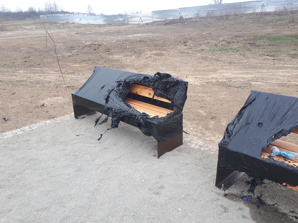 Park na Górkach Czechowskich: „Kilka ławek przy ścieżce zostało dzisiejszej nocy podpalonych” (zdjęcia)