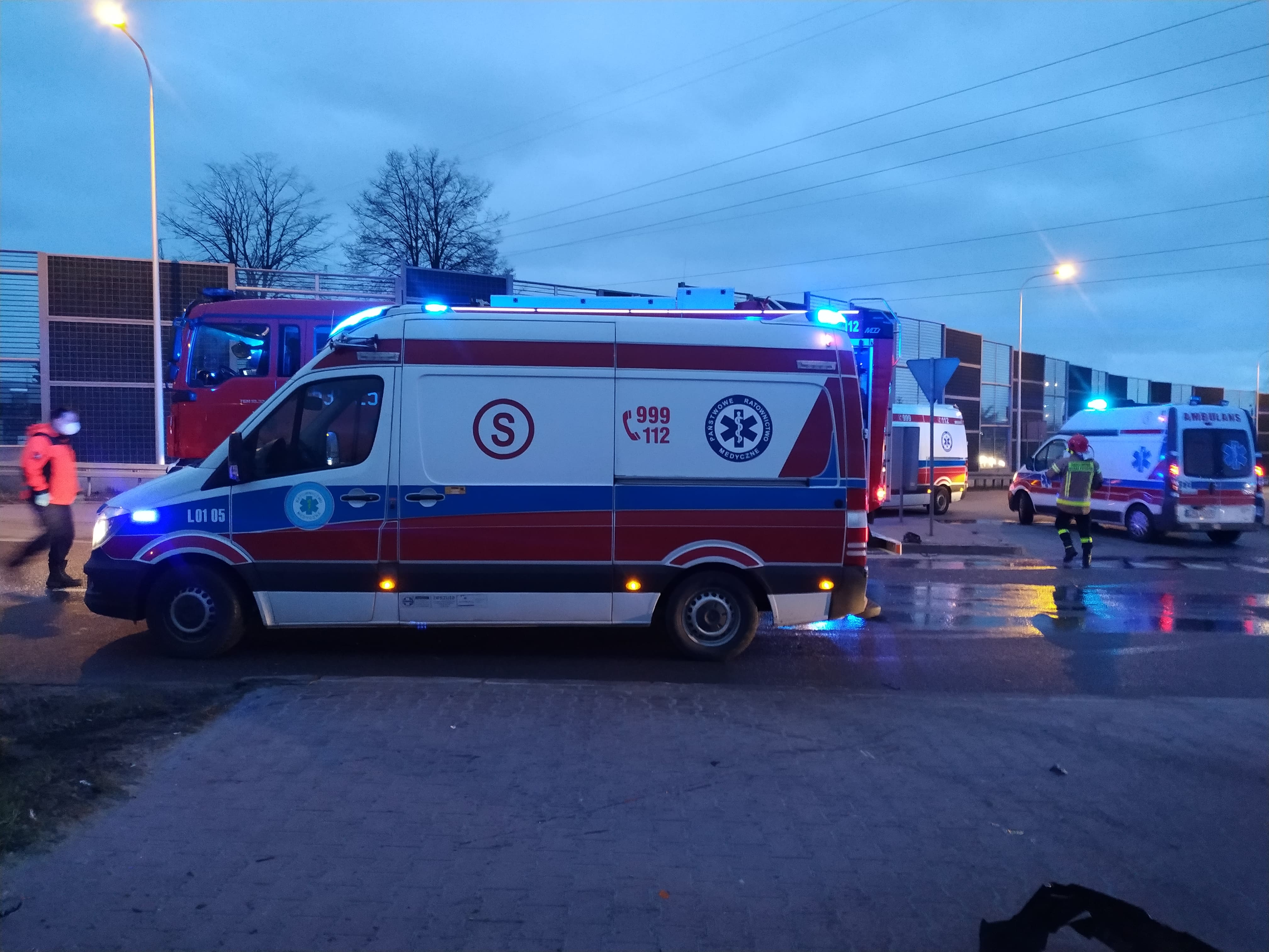 Groźny wypadek na wyjeździe z Lublina, sześć osób rannych. Jedno z aut dachowało (zdjęcia)