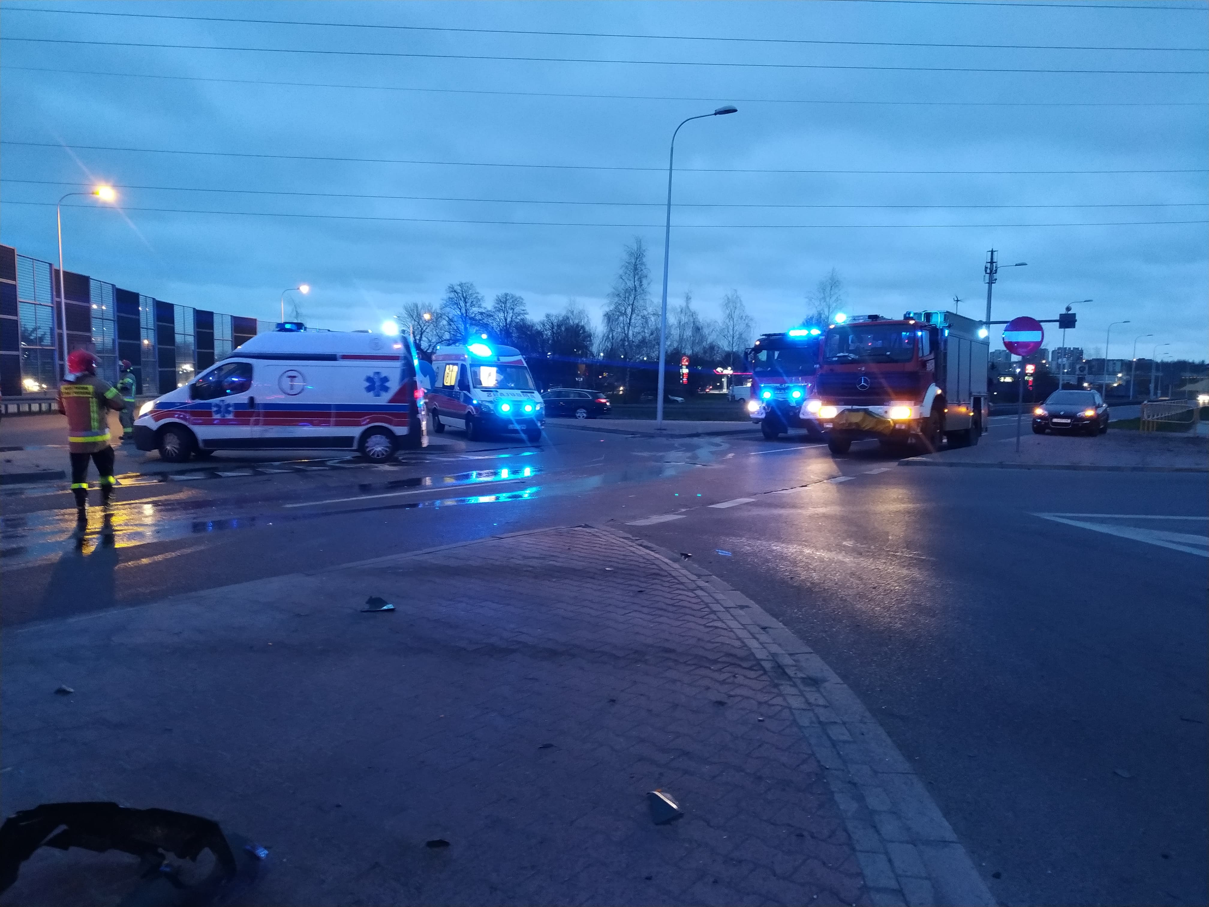 Groźny wypadek na wyjeździe z Lublina, sześć osób rannych. Jedno z aut dachowało (zdjęcia)