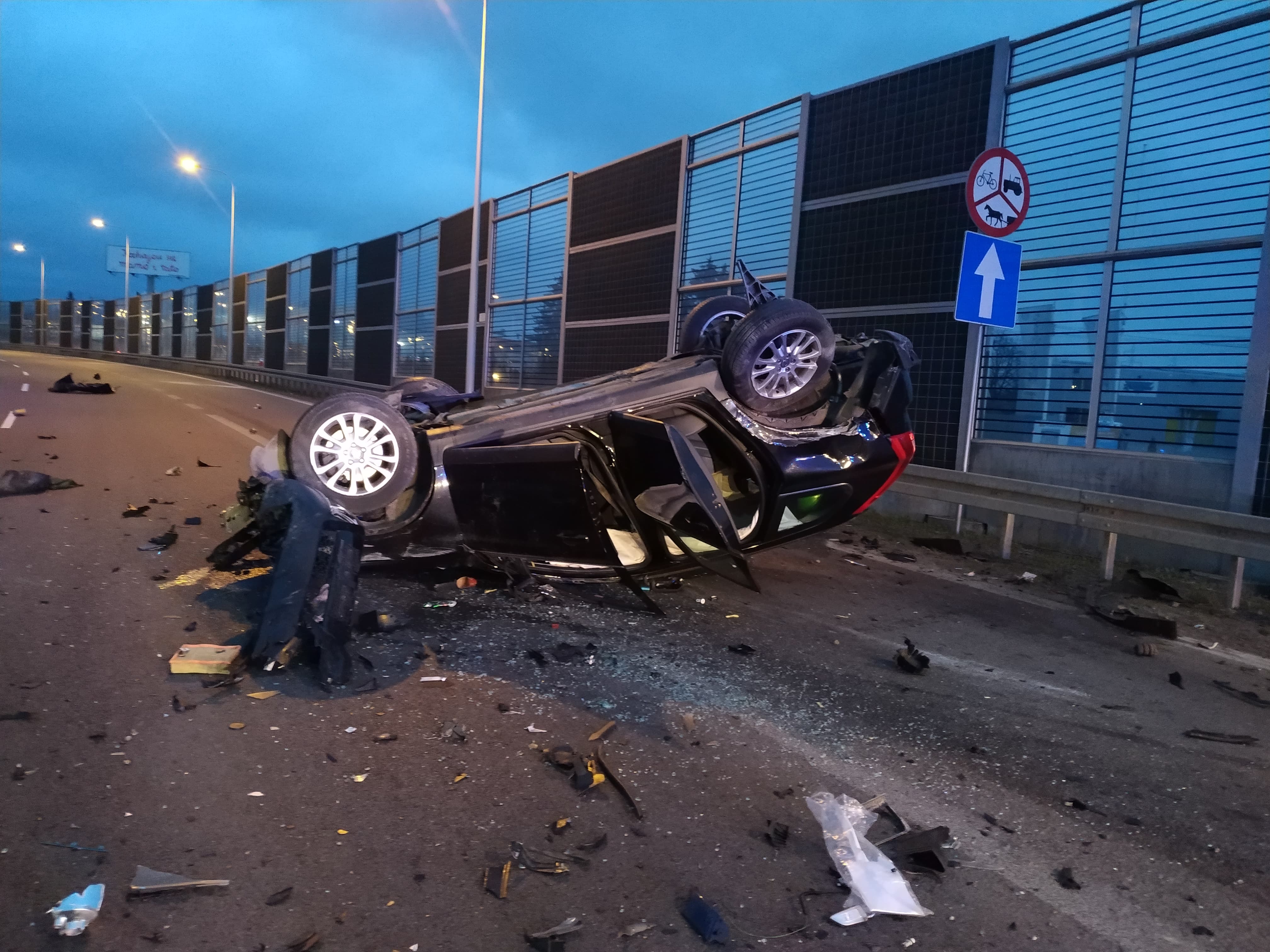 Groźny wypadek na wyjeździe z Lublina, sześć osób rannych. Jedno z aut dachowało (zdjęcia)