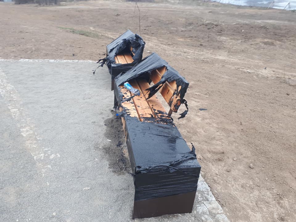 Park na Górkach Czechowskich: „Kilka ławek przy ścieżce zostało dzisiejszej nocy podpalonych” (zdjęcia)