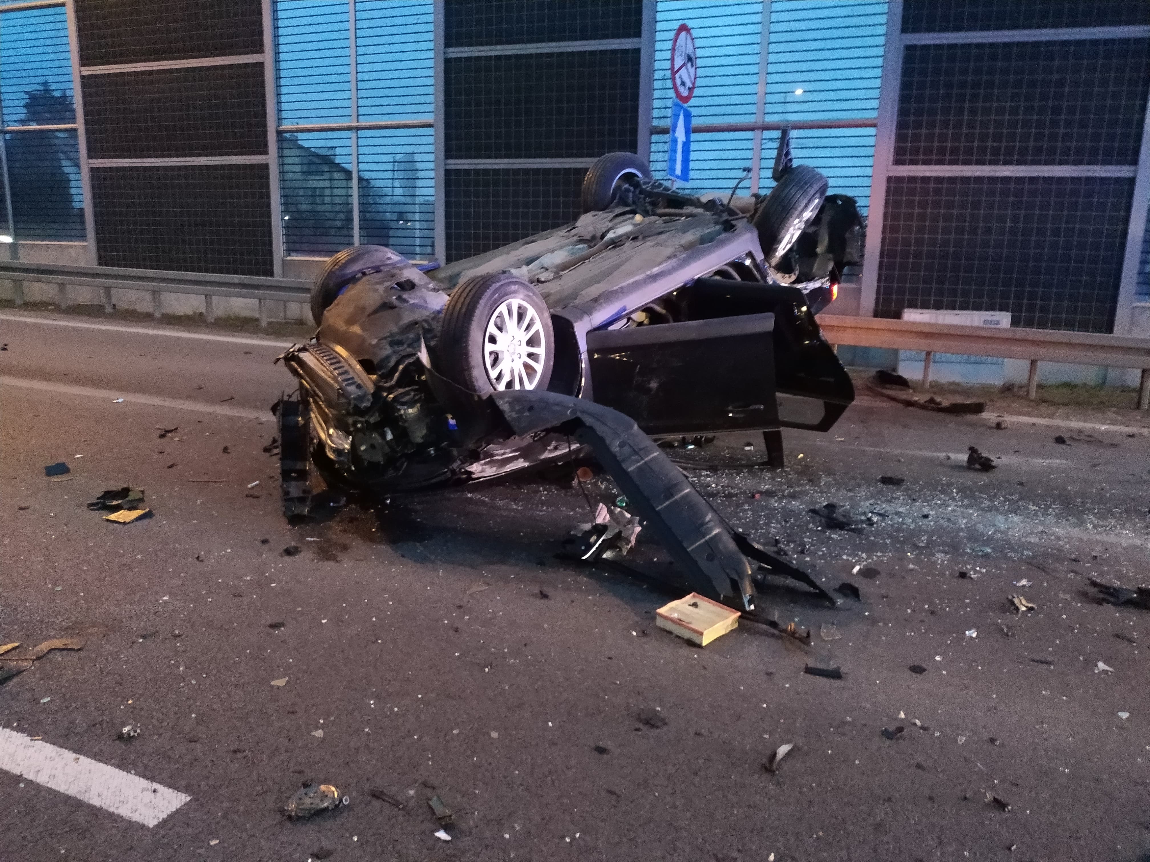 Groźny wypadek na wyjeździe z Lublina, sześć osób rannych. Jedno z aut dachowało (zdjęcia)