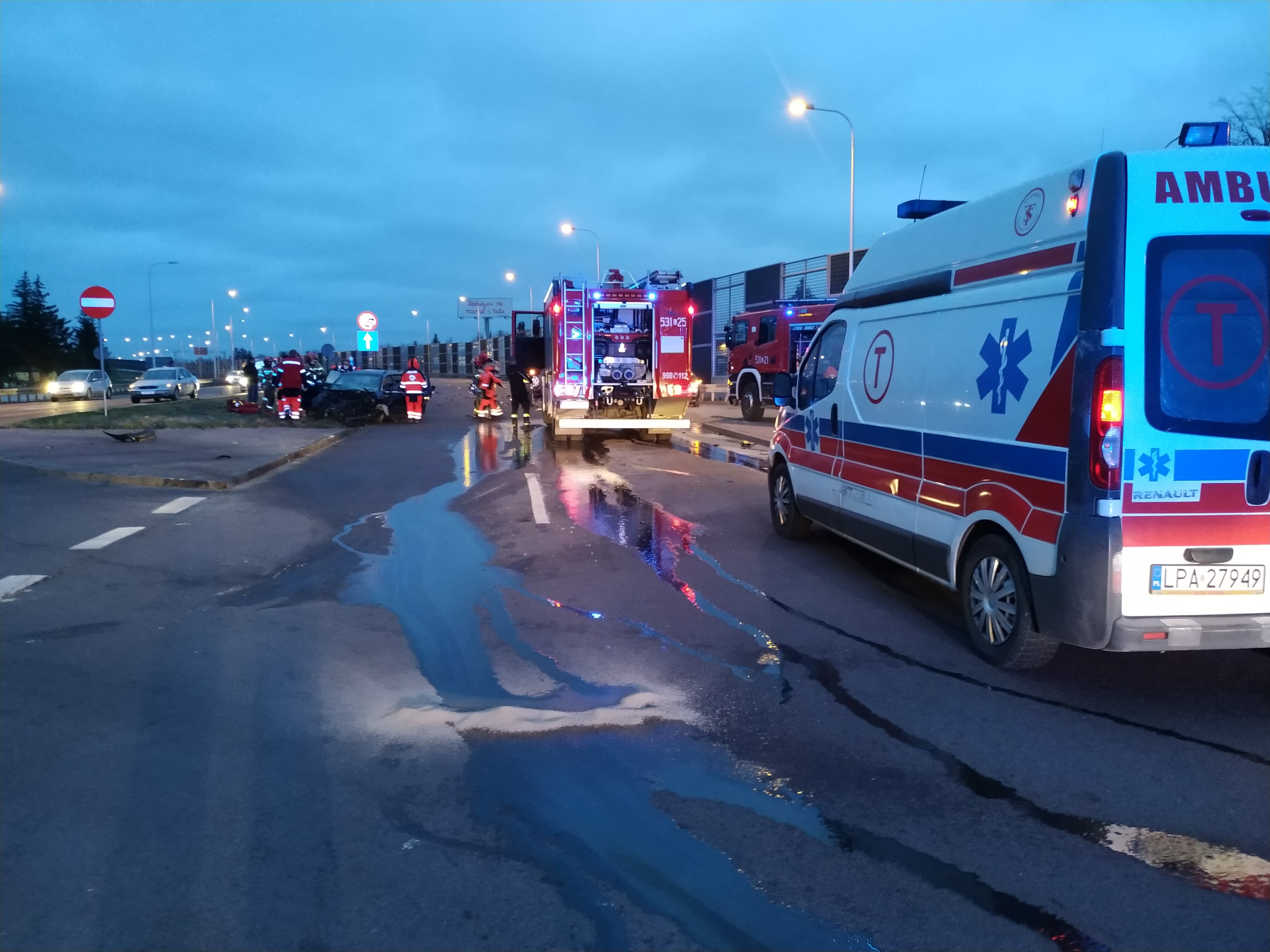 Groźny wypadek na wyjeździe z Lublina, sześć osób rannych. Jedno z aut dachowało (zdjęcia)