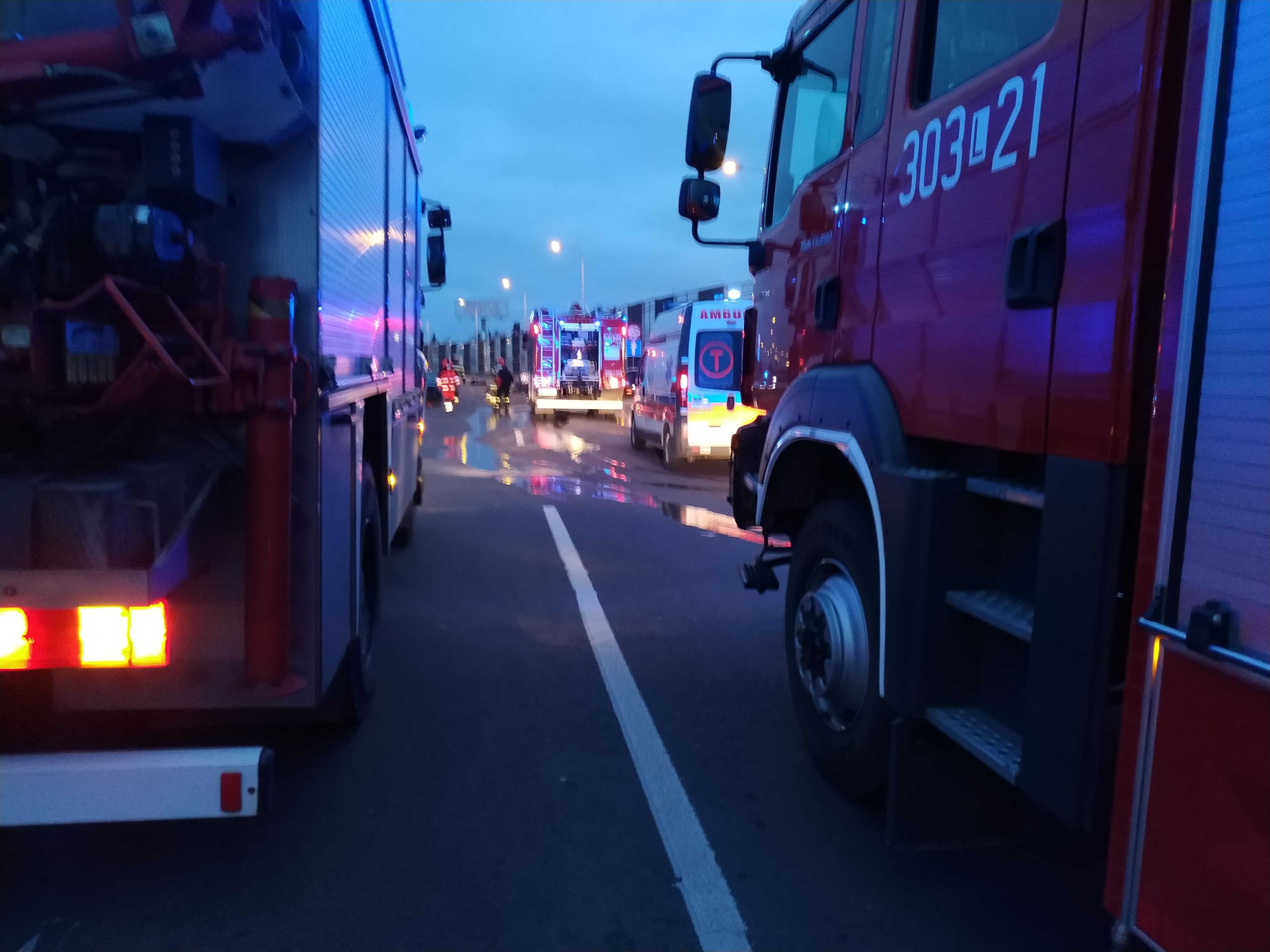Groźny wypadek na wyjeździe z Lublina, sześć osób rannych. Jedno z aut dachowało (zdjęcia)