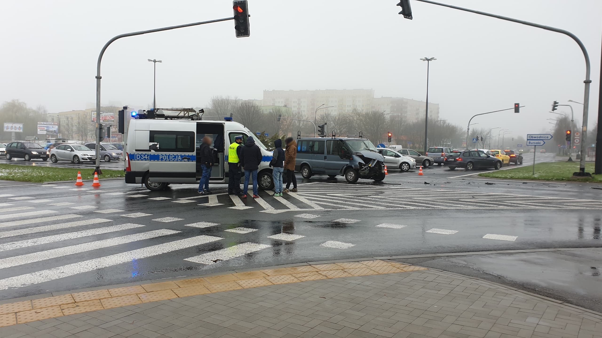 Wypadek na skrzyżowaniu w Lublinie. Dwie osoby poszkodowane, są utrudnienia w ruchu (zdjęcia)