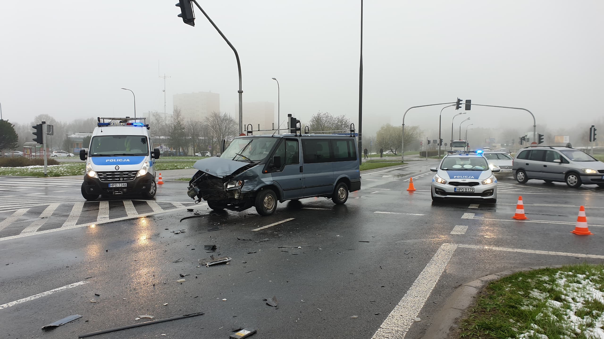 Wypadek na skrzyżowaniu w Lublinie. Dwie osoby poszkodowane, są utrudnienia w ruchu (zdjęcia)