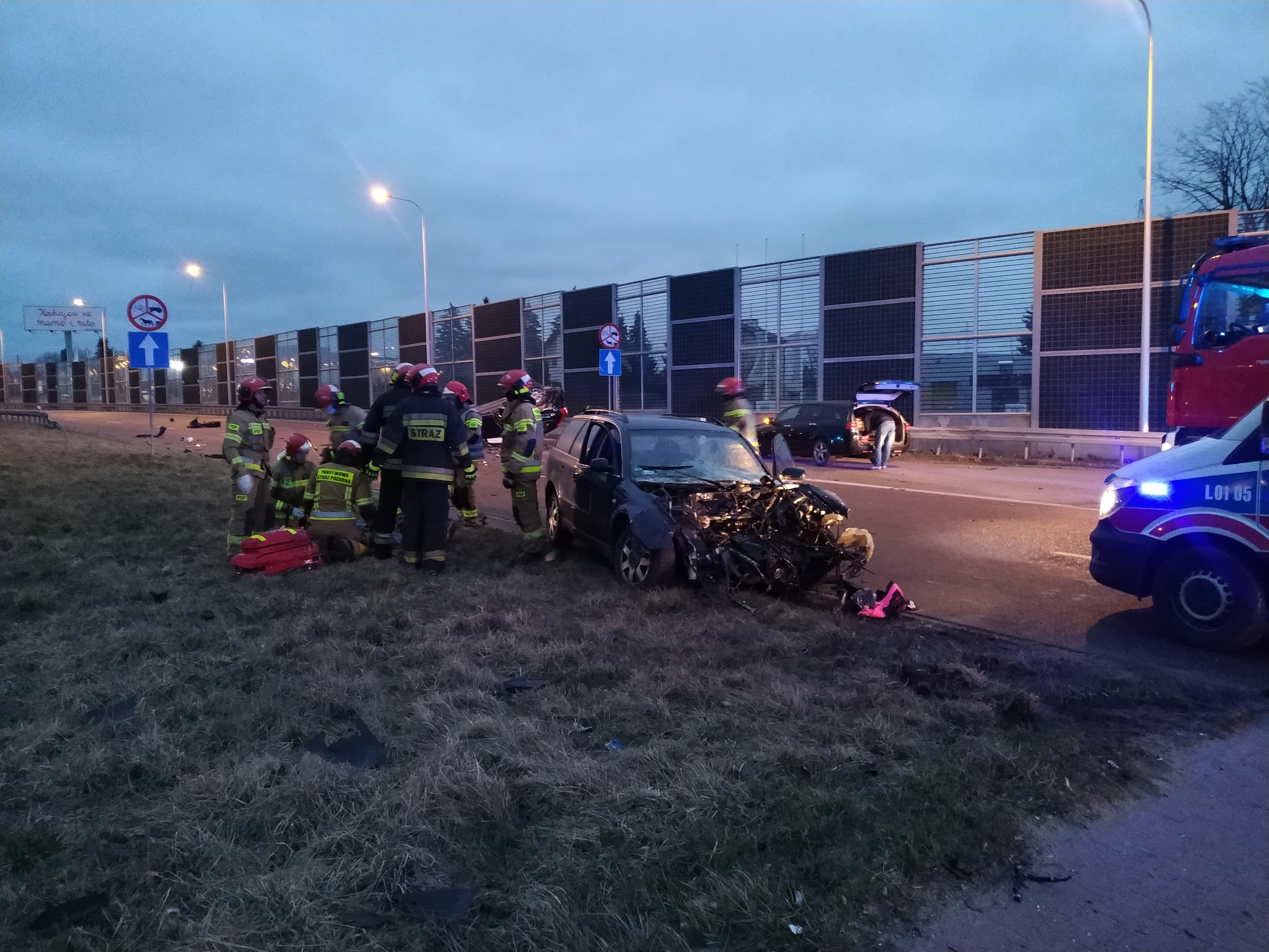 Groźny wypadek na wyjeździe z Lublina, sześć osób rannych. Jedno z aut dachowało (zdjęcia)