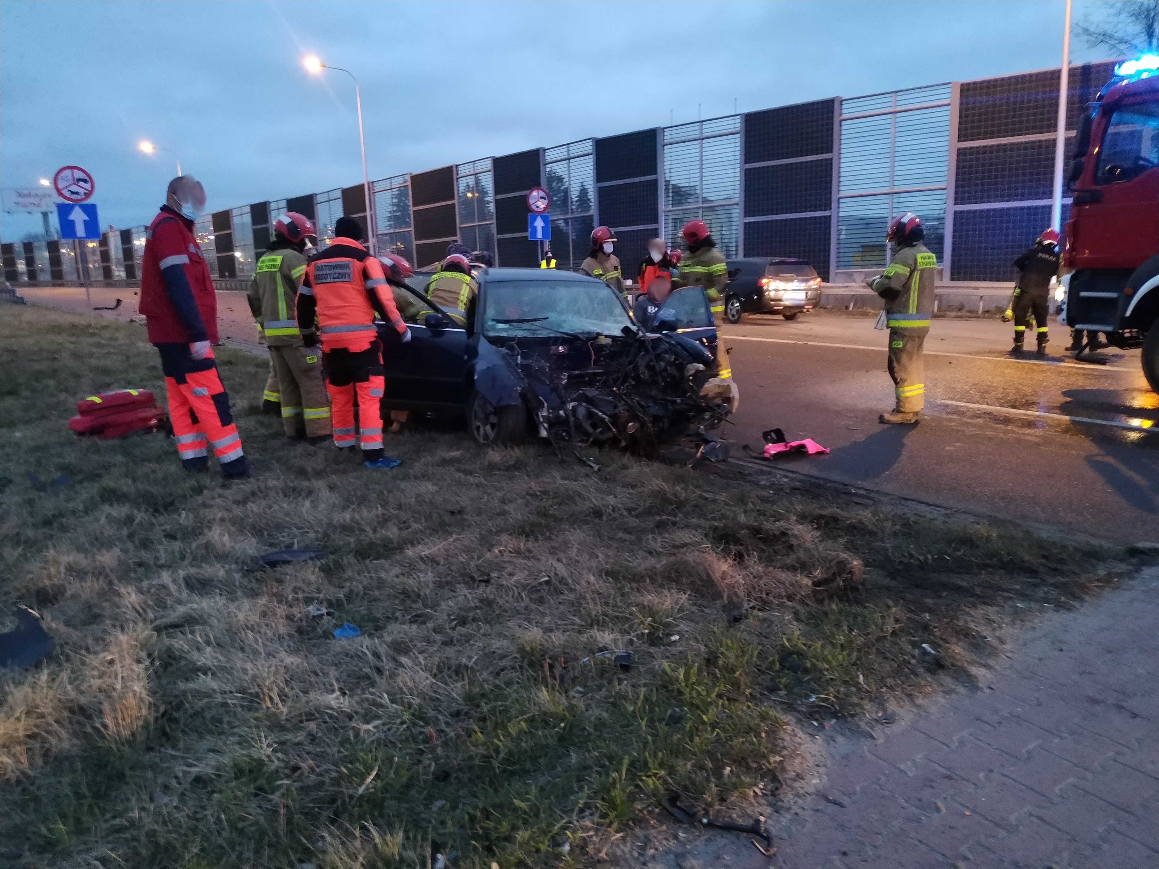 Groźny wypadek na wyjeździe z Lublina, sześć osób rannych. Jedno z aut dachowało (zdjęcia)
