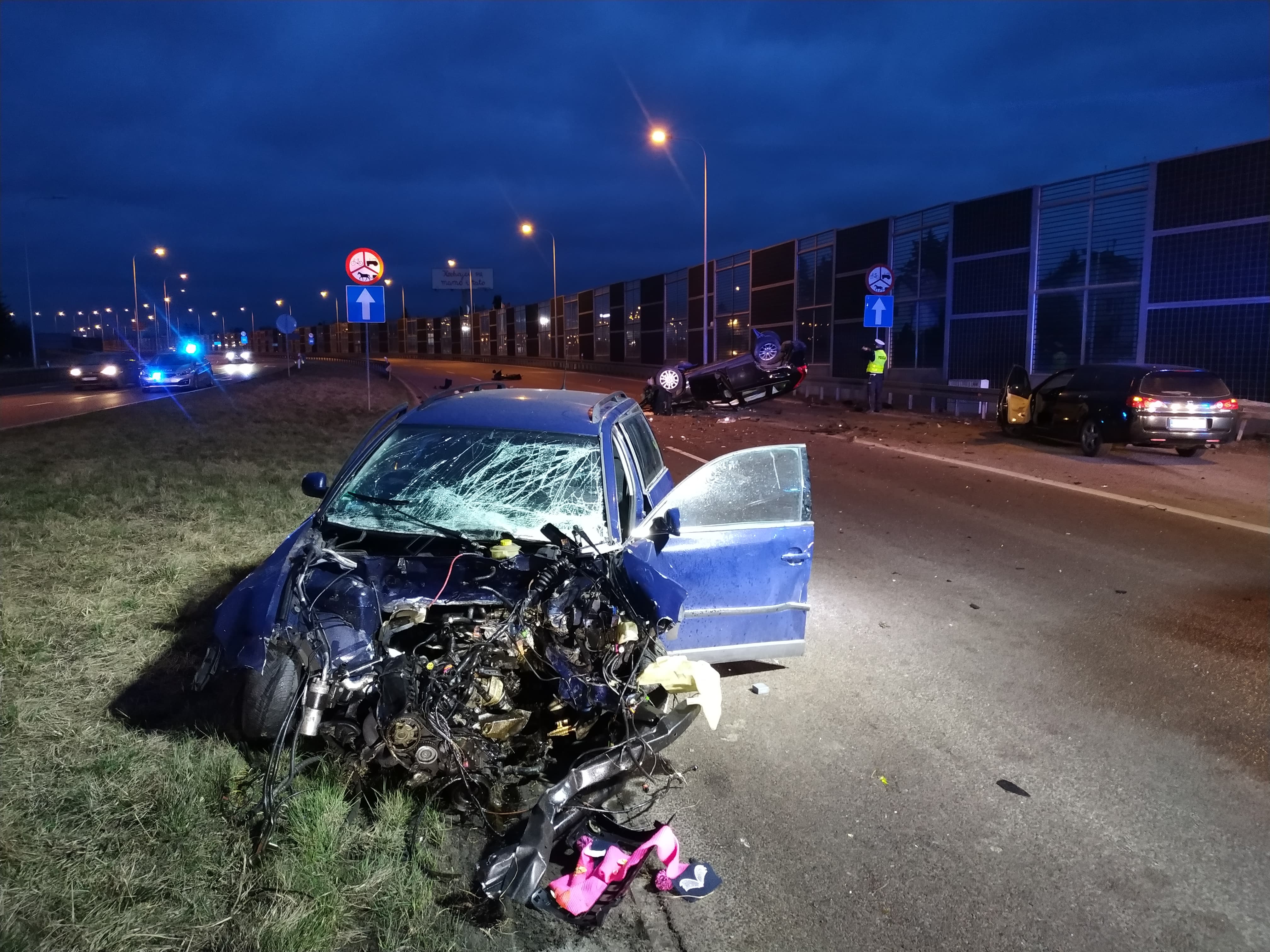Groźny wypadek na wyjeździe z Lublina, sześć osób rannych. Jedno z aut dachowało (zdjęcia)