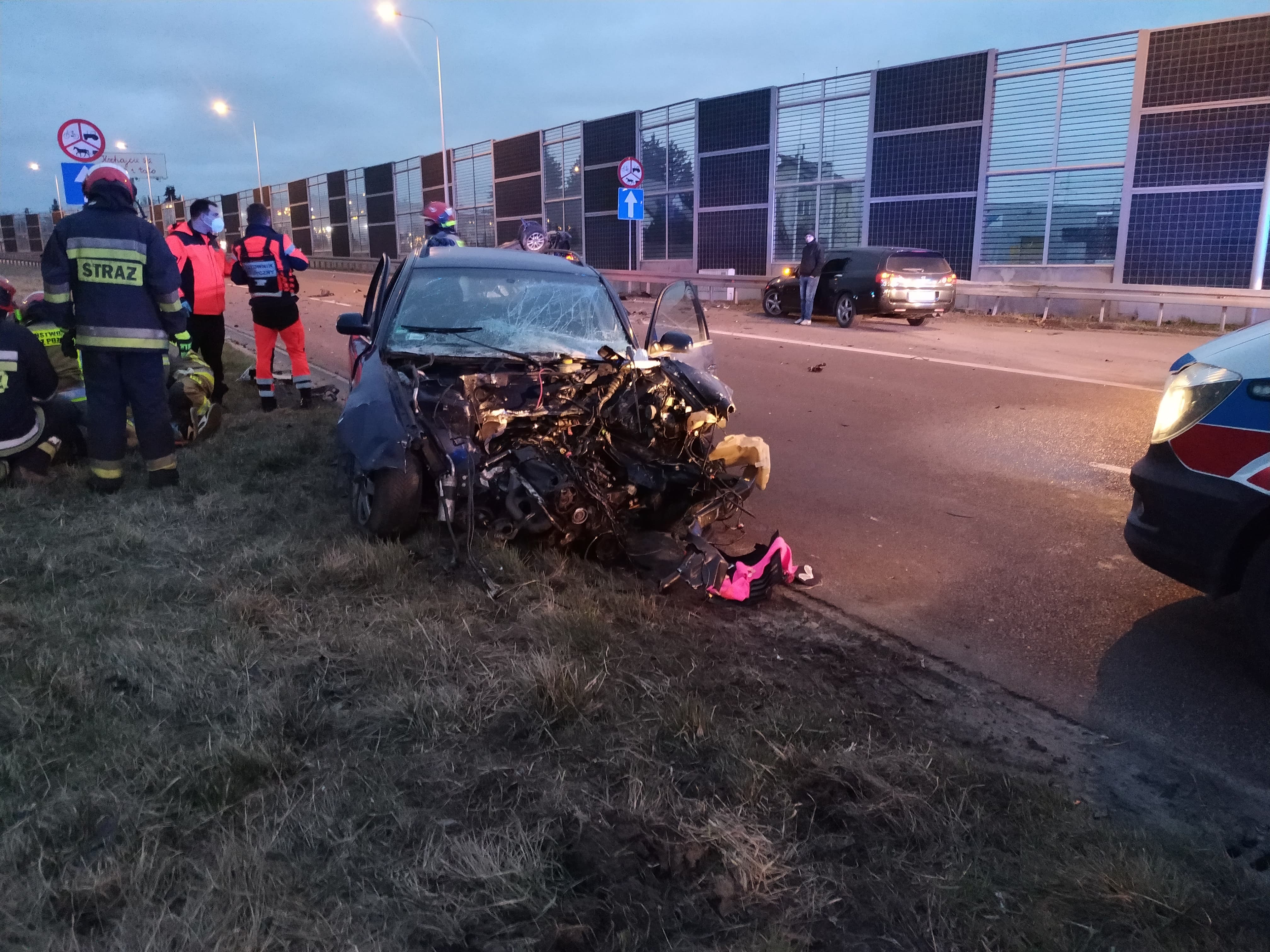 Groźny wypadek na wyjeździe z Lublina, sześć osób rannych. Jedno z aut dachowało (zdjęcia)