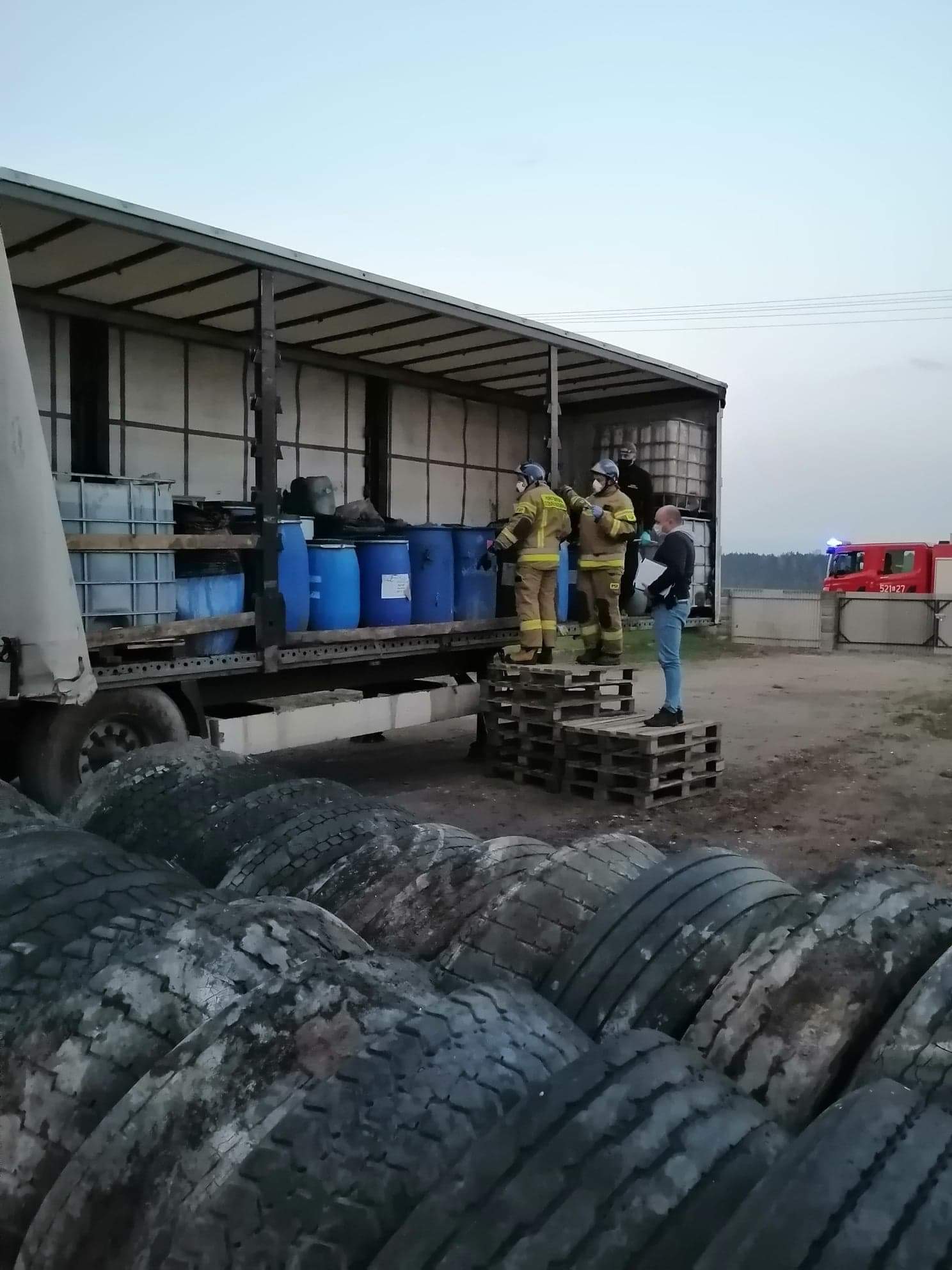Niezidentyfikowane substancje w plastikowych pojemnikach, interweniowali strażacy (zdjęcia)