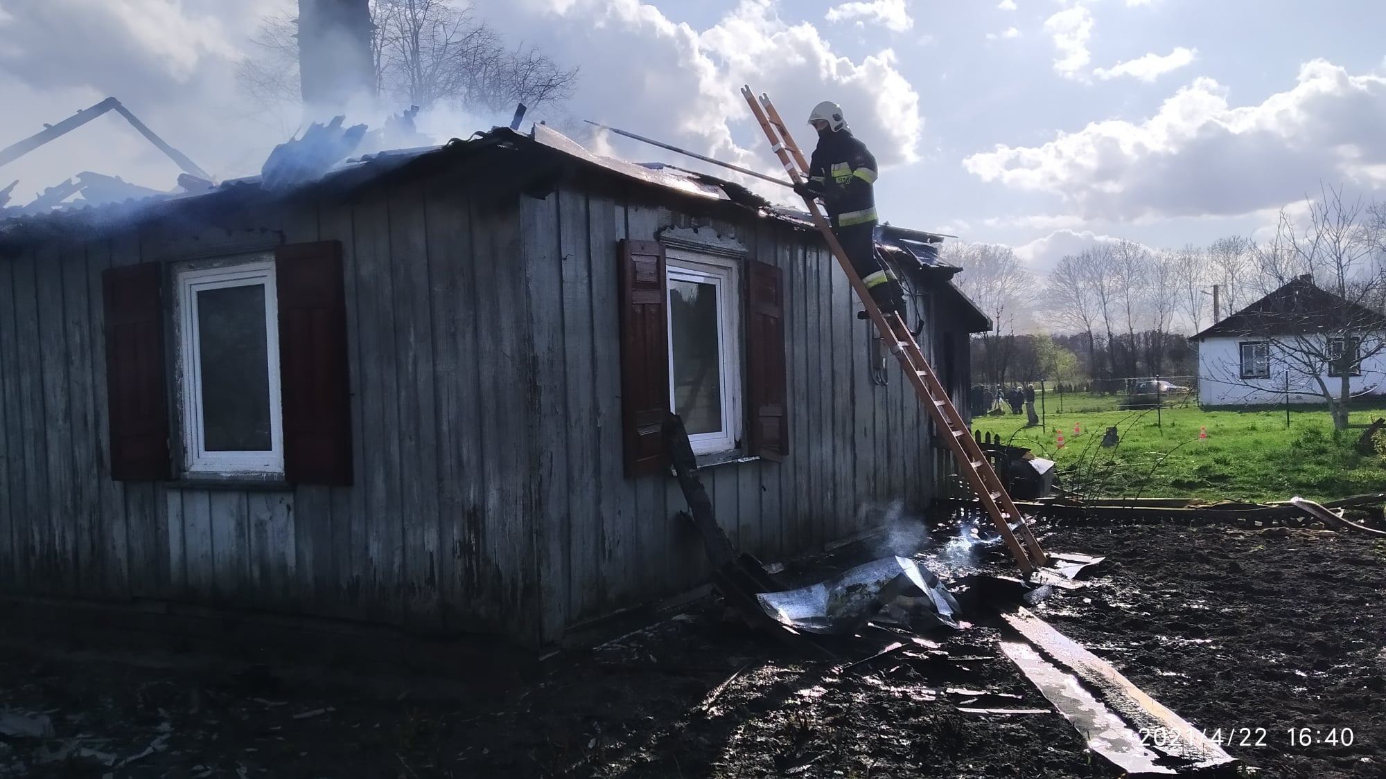 Drewniany dom doszczętnie spłonął. W akcji gaśniczej sześć zastępów straży pożarnej (wideo, zdjęcia)