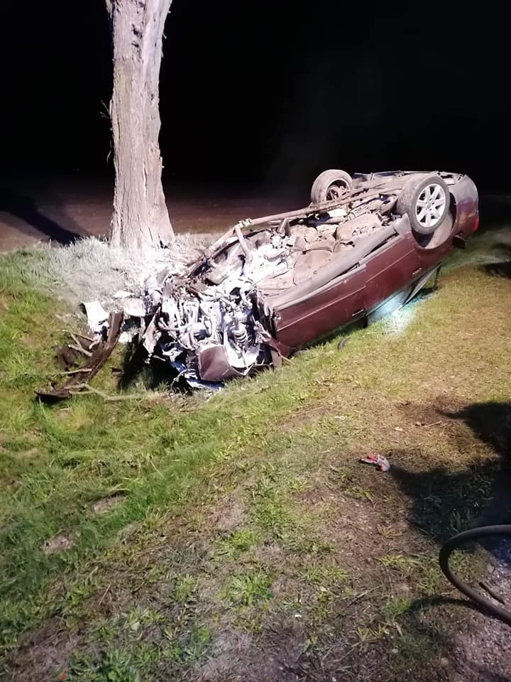 Kierowca trafił do szpitala po dachowaniu pojazdu (zdjęcia)