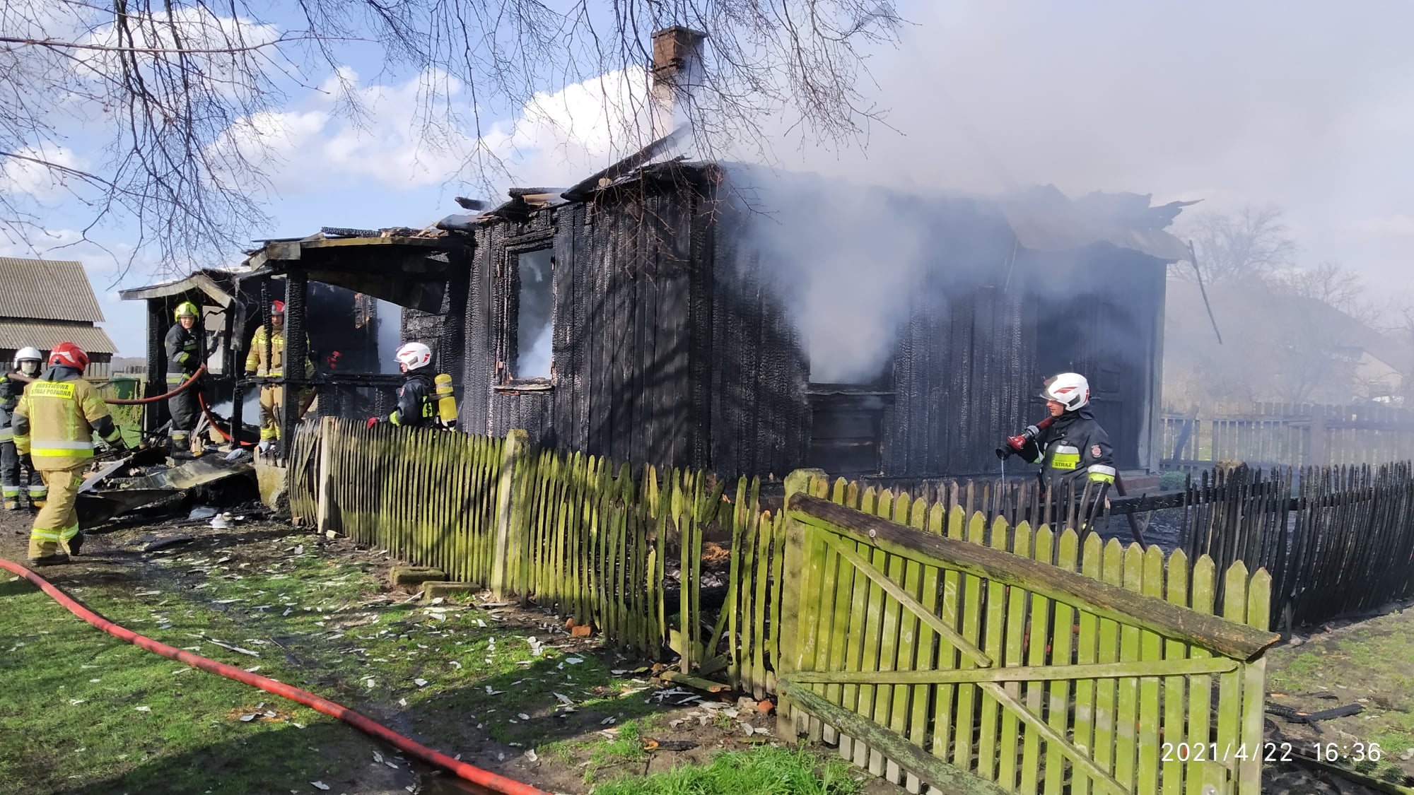 Drewniany dom doszczętnie spłonął. W akcji gaśniczej sześć zastępów straży pożarnej (wideo, zdjęcia)