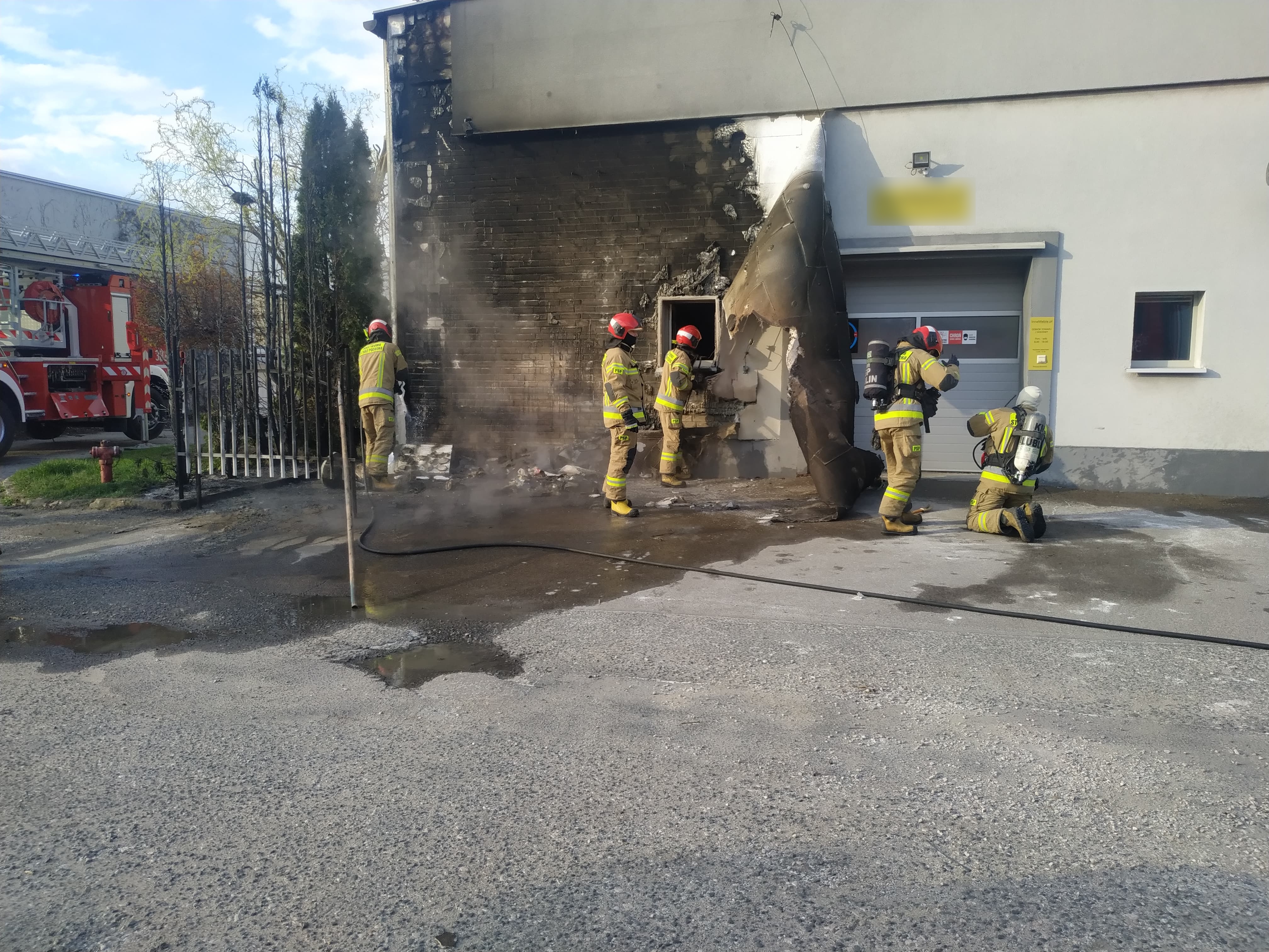 Pożar hali w Lublinie. Z ogniem walczyło pięć zastępów straży pożarnej (zdjęcia)