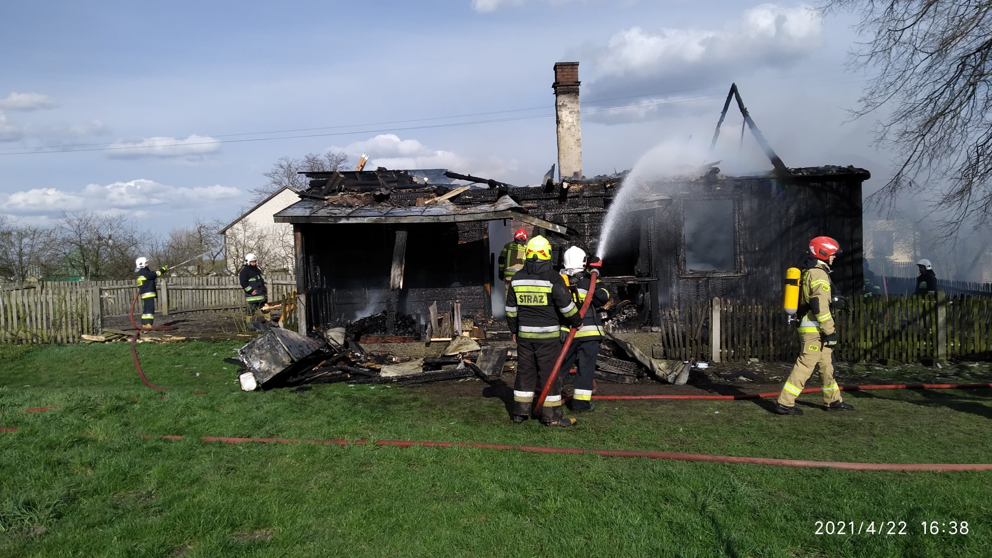 Drewniany dom doszczętnie spłonął. W akcji gaśniczej sześć zastępów straży pożarnej (wideo, zdjęcia)