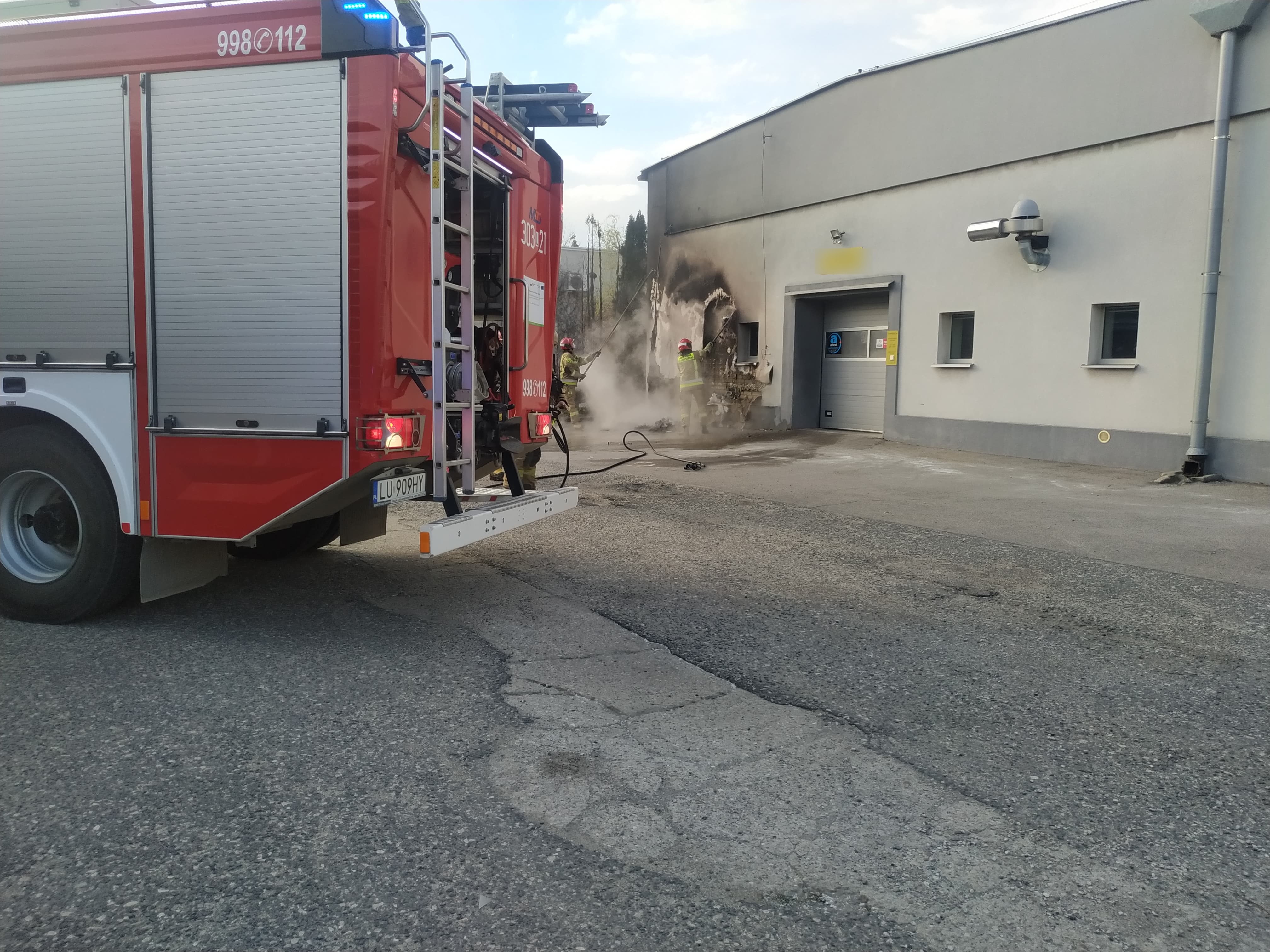 Pożar hali w Lublinie. Z ogniem walczyło pięć zastępów straży pożarnej (zdjęcia)