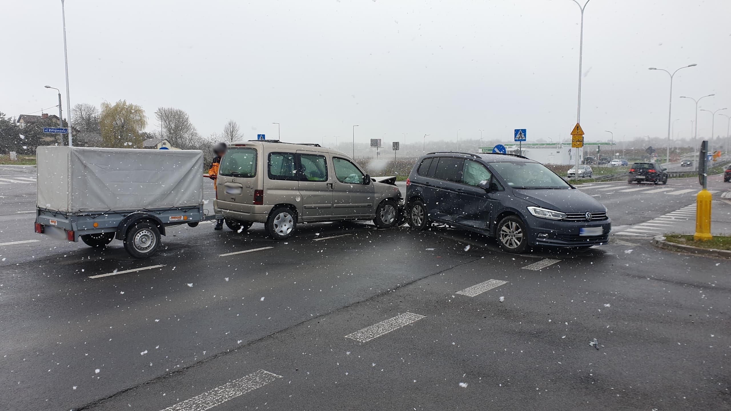 Zderzenie dwóch pojazdów na jednym ze skrzyżowań w Lublinie. Są utrudnienia w ruchu (zdjęcia)