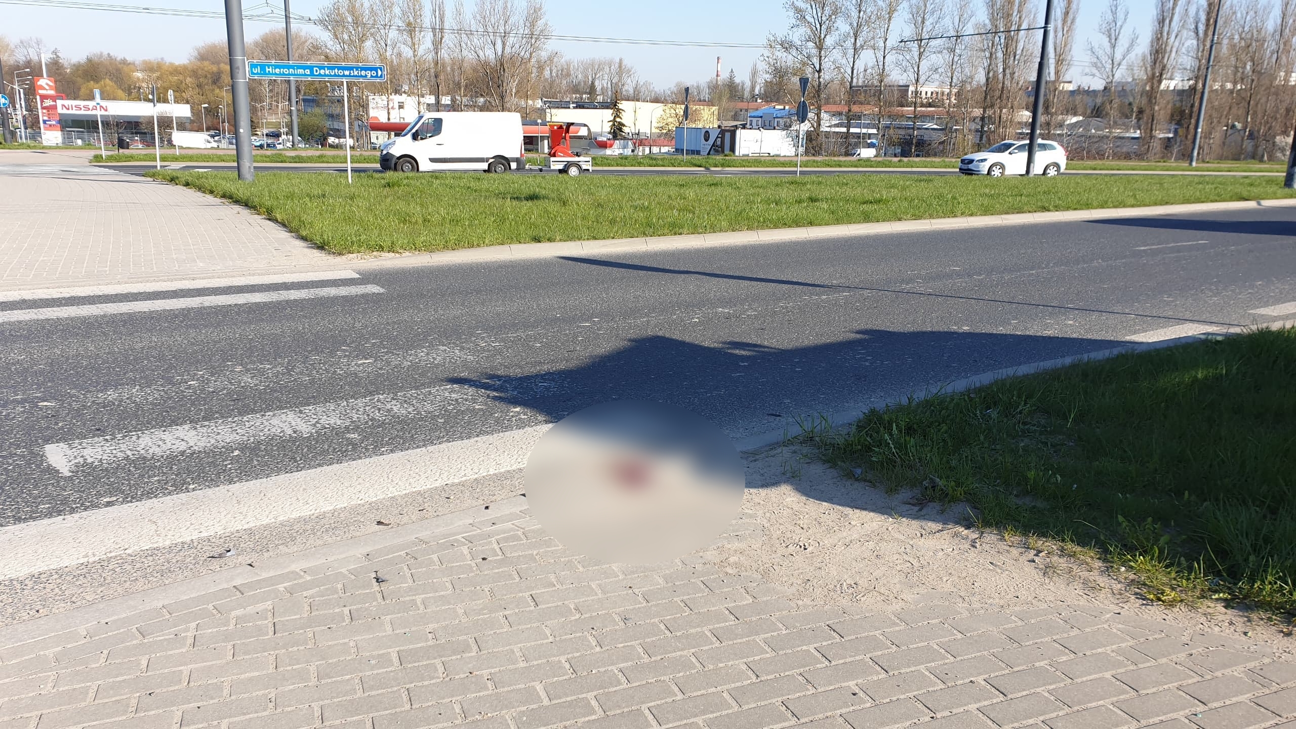 Rowerzysta z impetem uderzył w bok volkswagena. Mężczyzna trafił do szpitala (zdjęcia)