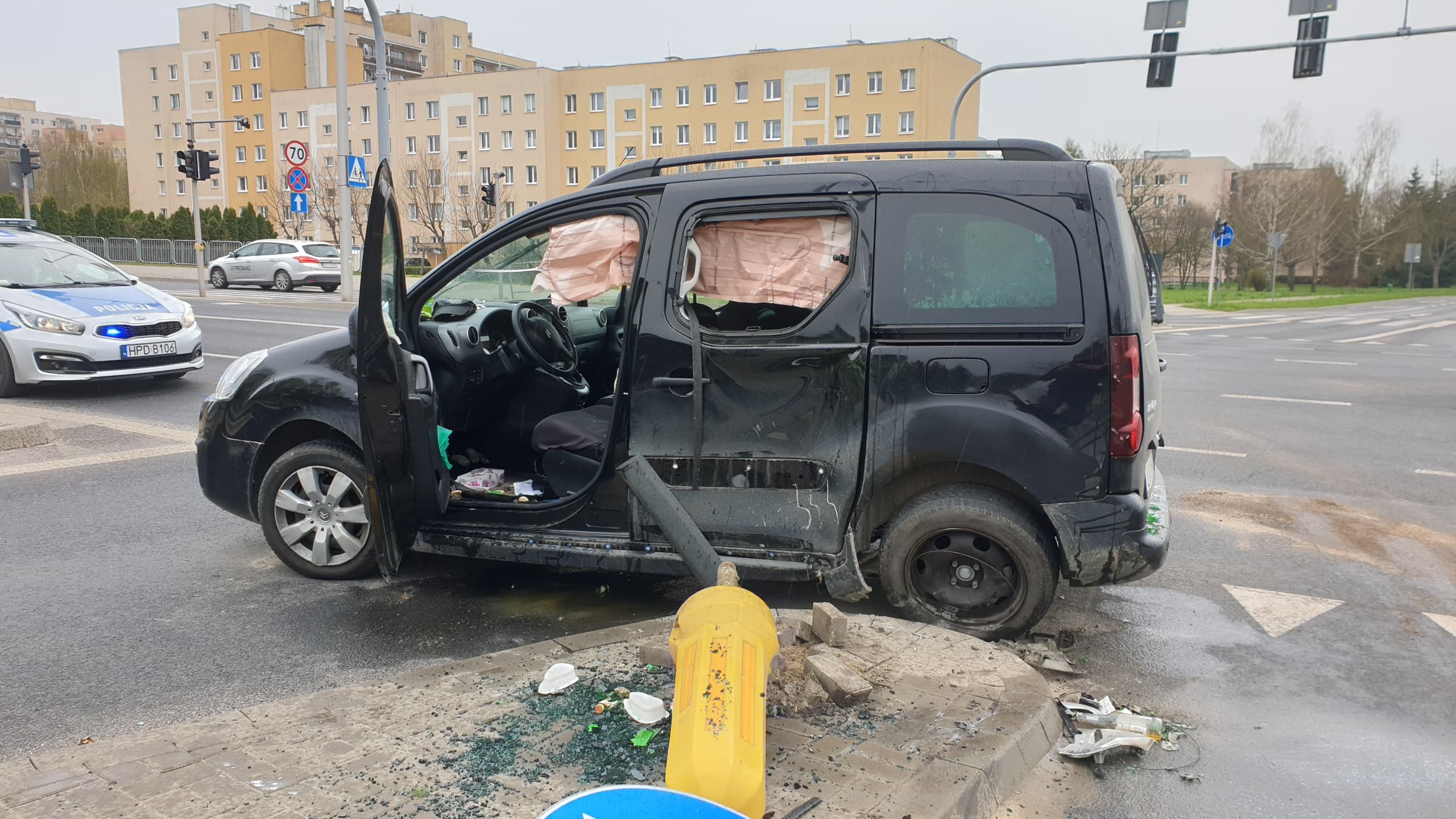 Zderzenie dwóch pojazdów na skrzyżowaniu w Lublinie. Jedno z auto przewróciło się na bok (zdjęcia)
