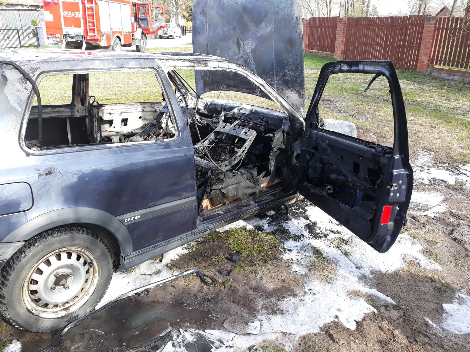 Volkswagen niemal doszczętnie spłonął (zdjęcia)