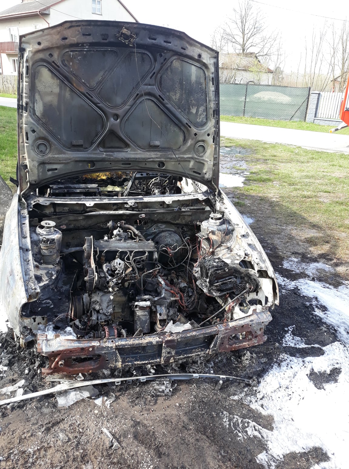 Volkswagen niemal doszczętnie spłonął (zdjęcia)