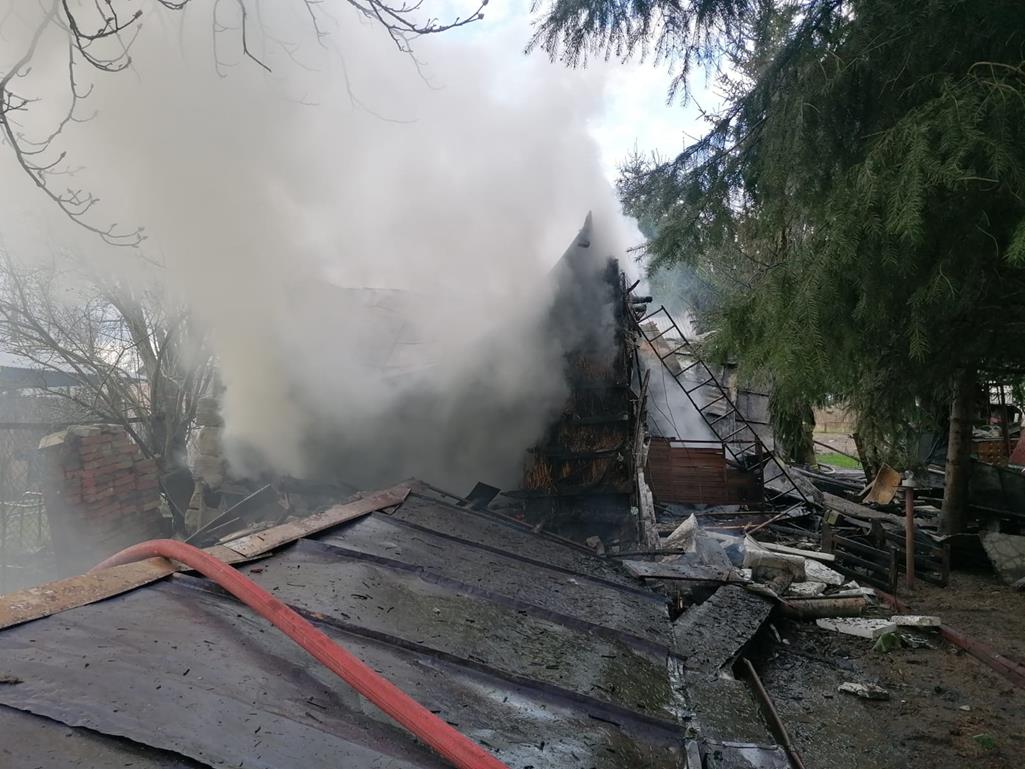 Z budynku mieszkalnego został tylko komin. Ogień całkowicie strawił dom (zdjęcia)