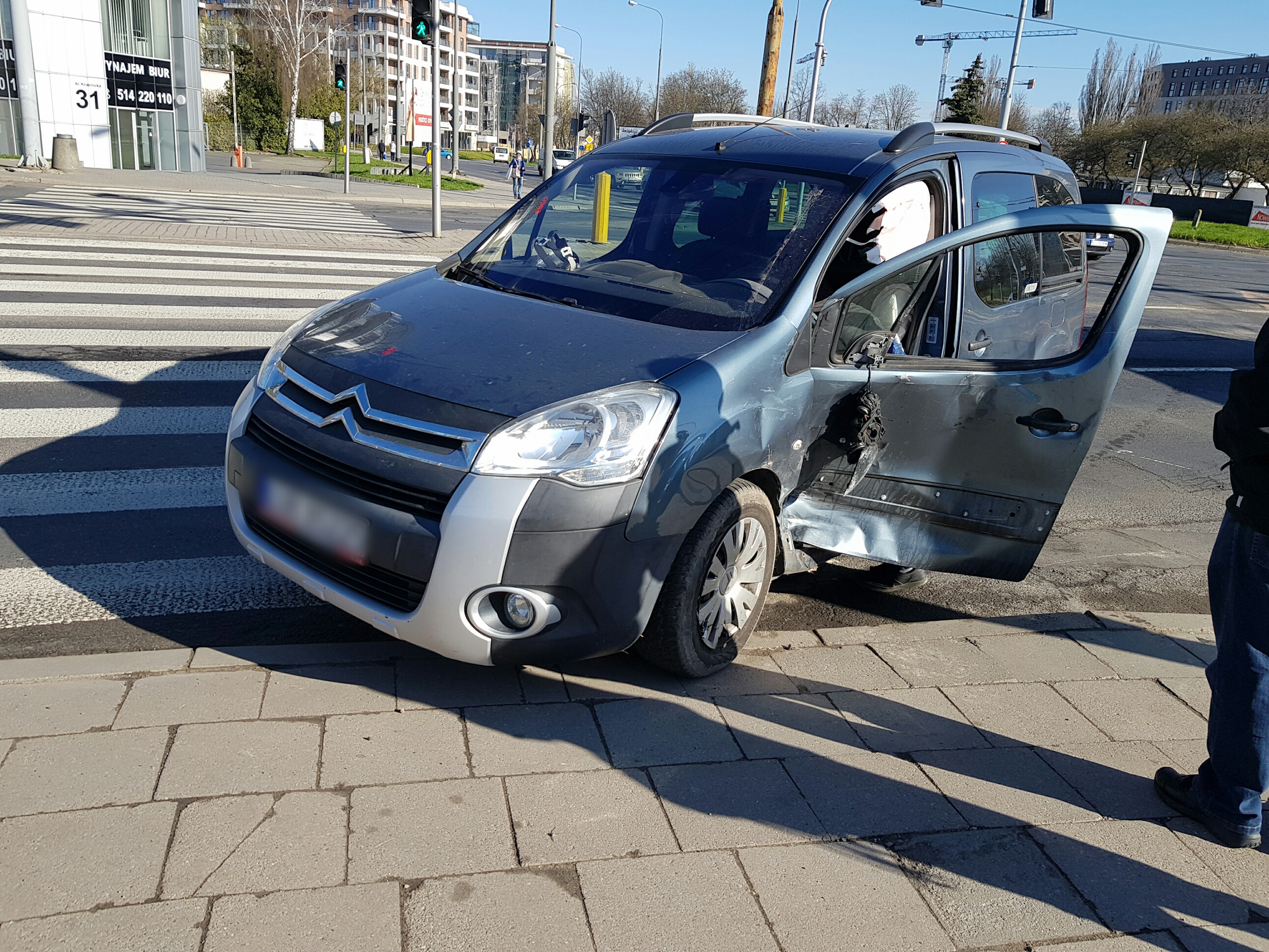 Dwie osoby w szpitalu po zderzeniu dwóch pojazdów na al. Kraśnickiej (zdjęcia)