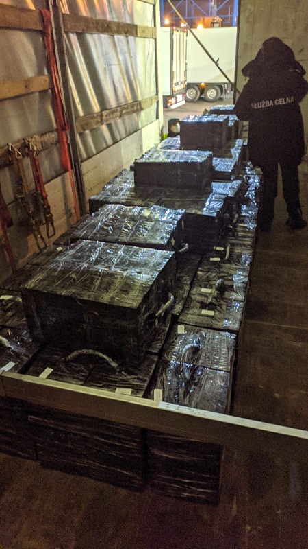 Zgłosił na granicy, że jego pojazd jest pusty. W naczepie miał papierosy o wartości ponad 800 tys. złotych (zdjęcia)