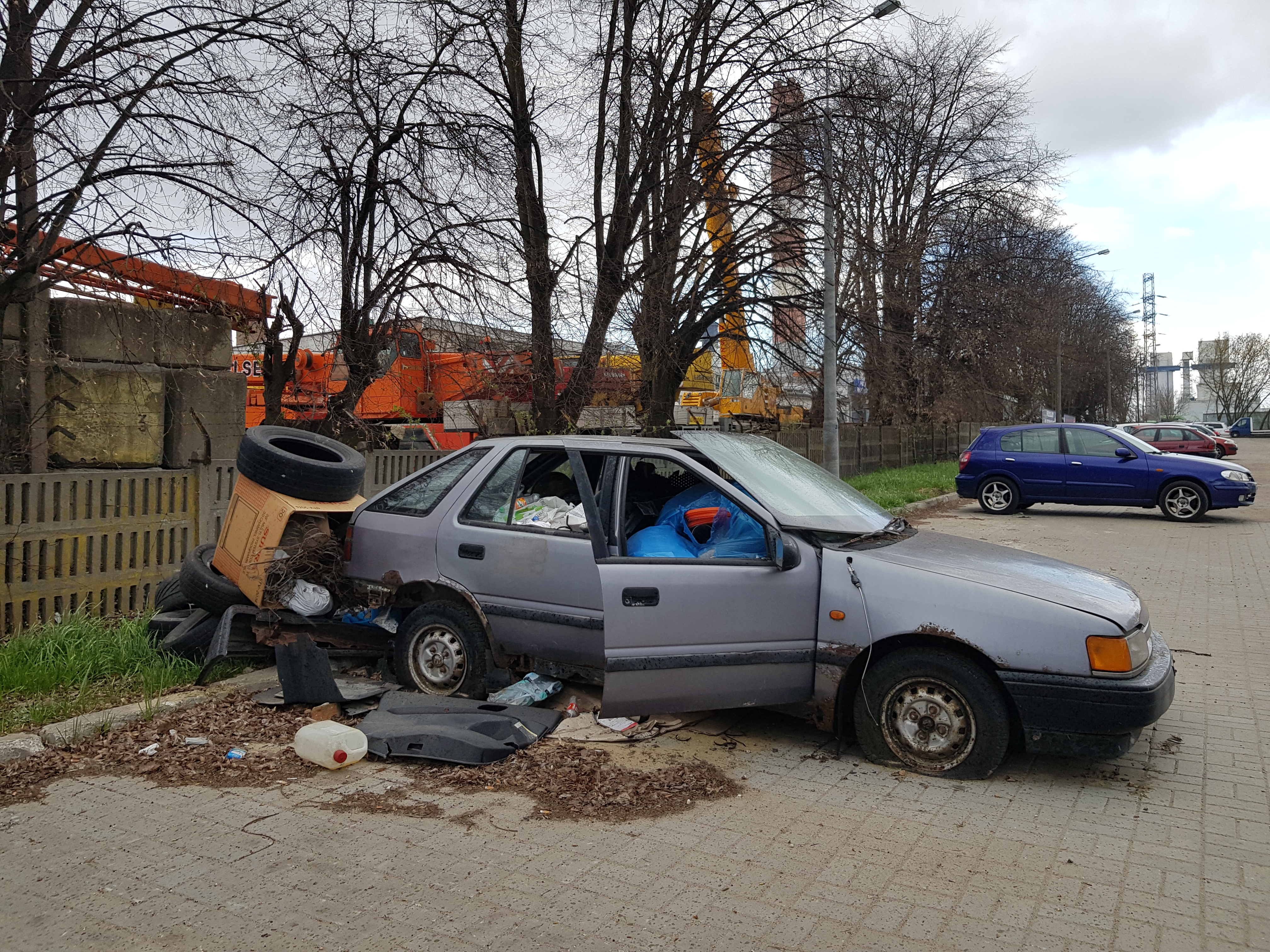 Po kilkunastu latach wrak zniknął z ulic Lublina. W ostatnim czasie zamienił się w śmietnik (zdjęcia)