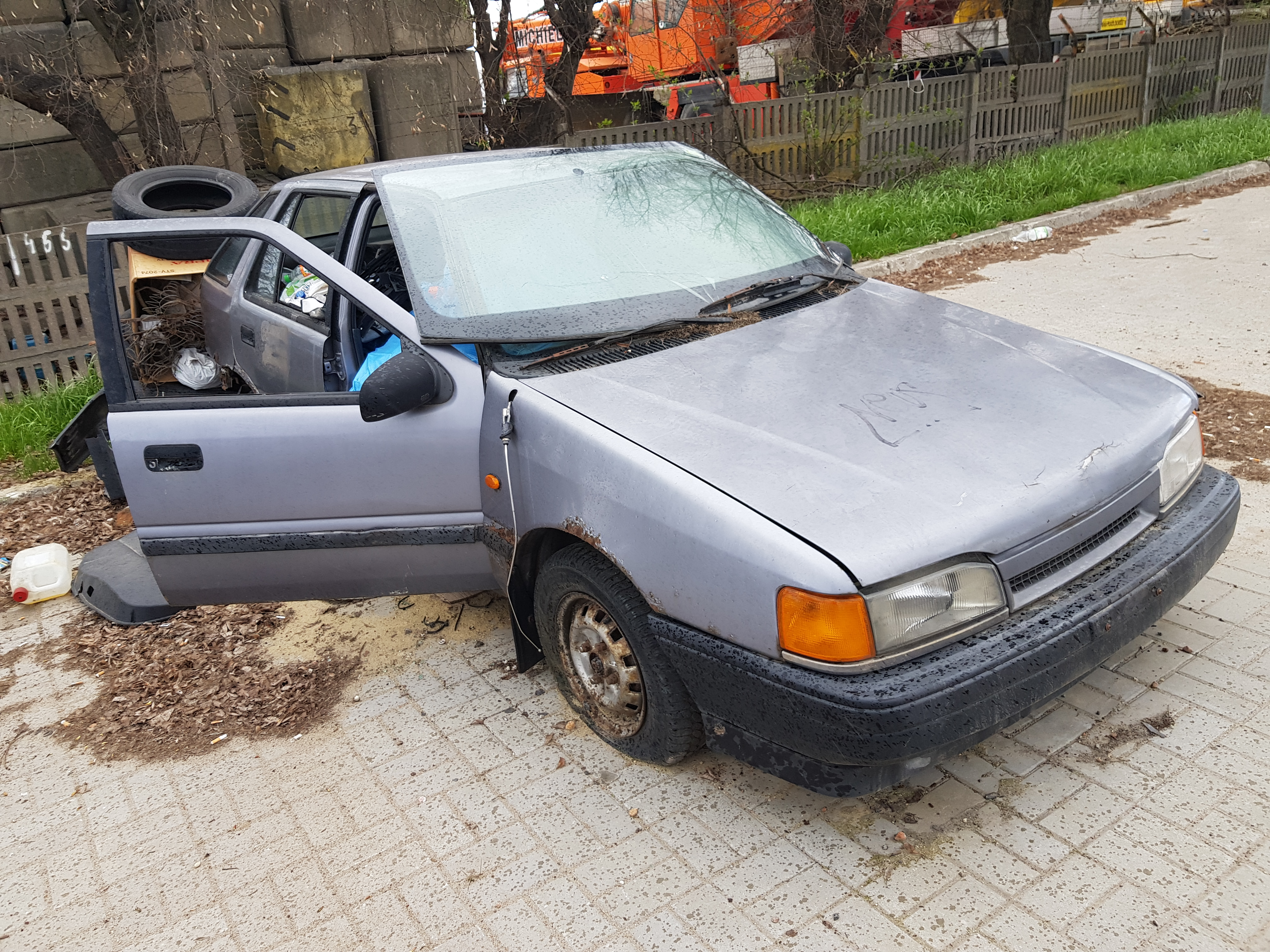 Samochód osobowy zamienił się w śmietnik. Właściciel auta nie interesuje się nim od kilkunastu lat (zdjęcia)