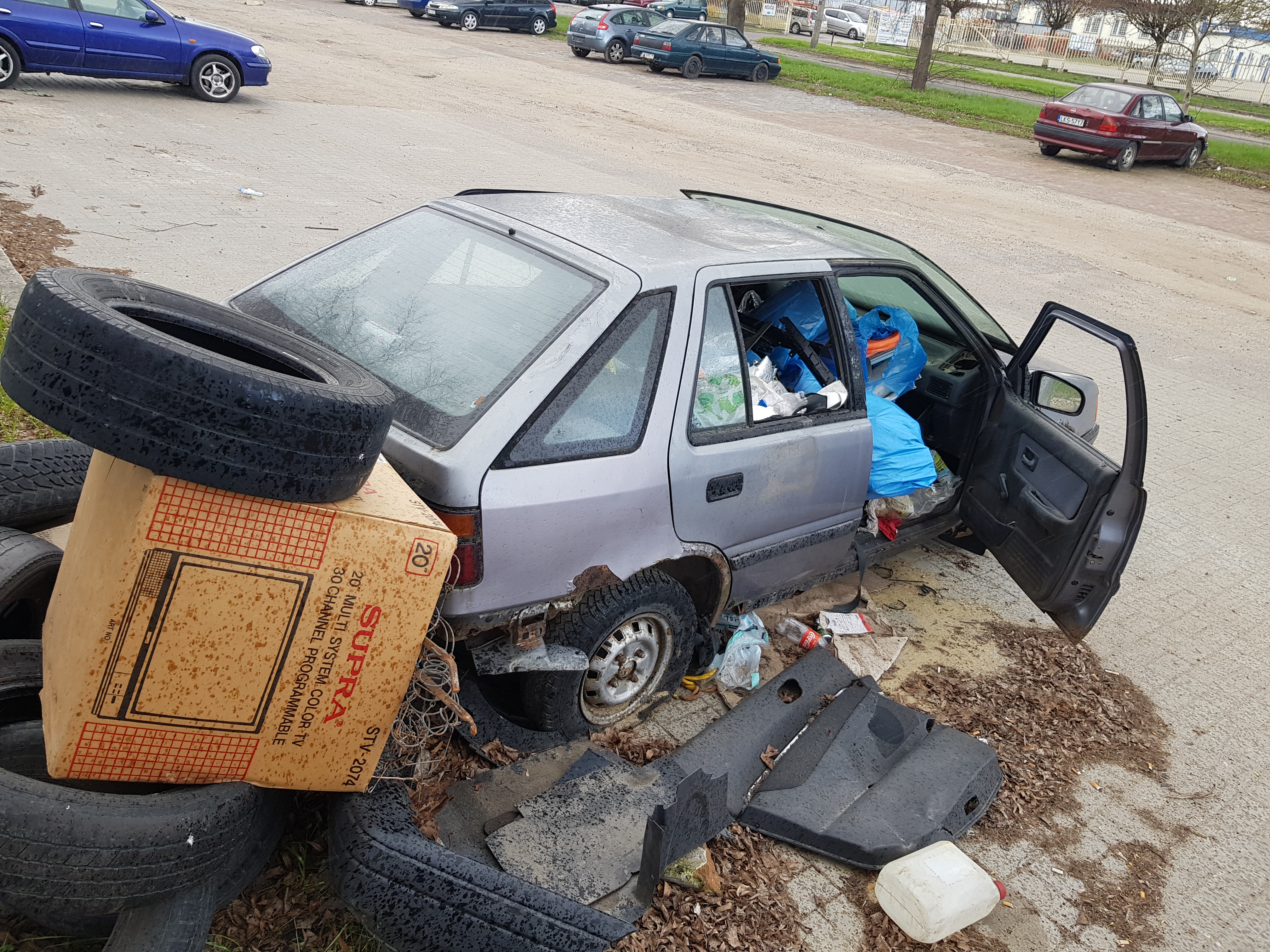 Samochód osobowy zamienił się w śmietnik. Właściciel auta nie interesuje się nim od kilkunastu lat (zdjęcia)