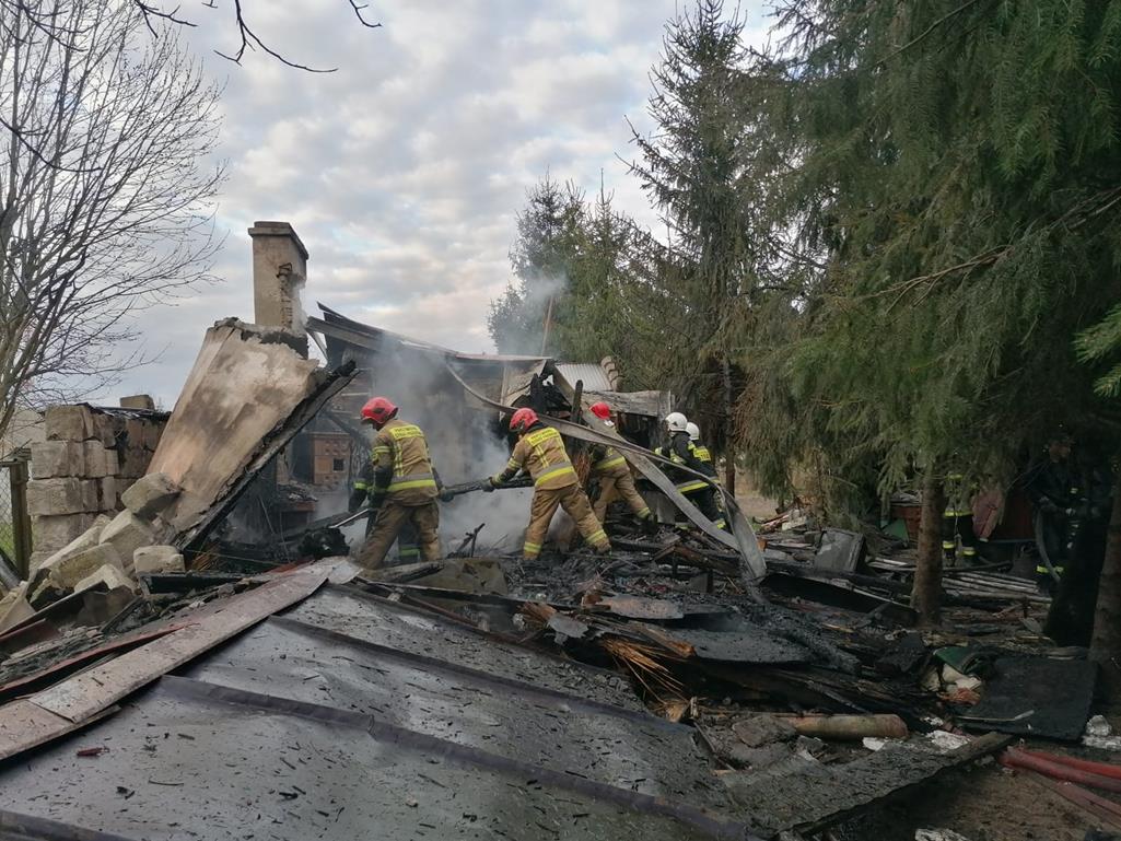 Z budynku mieszkalnego został tylko komin. Ogień całkowicie strawił dom (zdjęcia)