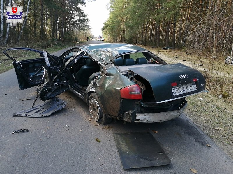 Tragiczny wypadek w Niedzielę Wielkanocną. Audi uderzyło w drzewo, kierowca zginął na miejscu (zdjęcia)