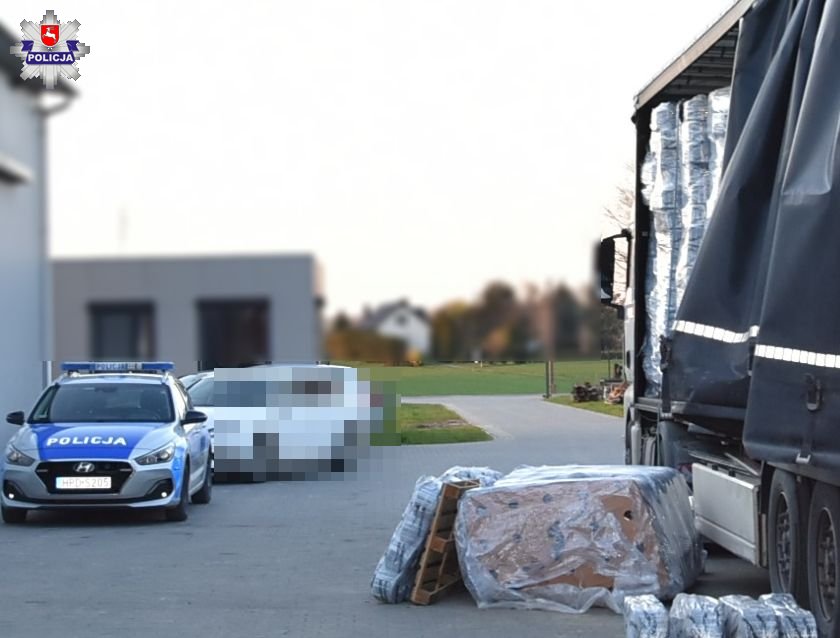 Dźwig Portowy Podczas Rozładunku Towaru Przywiezionego Przez Statek Wypadek podczas rozładunku. Mężczyzna został przygnieciony przez towar
