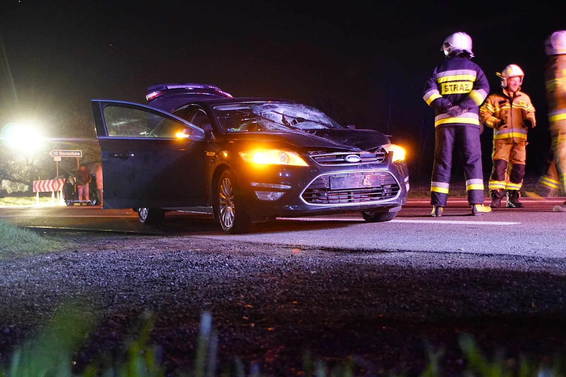 Tragiczny wypadek na trasie Lublin – Kraśnik. Nie żyje mężczyzna potrącony przez forda (zdjęcia)