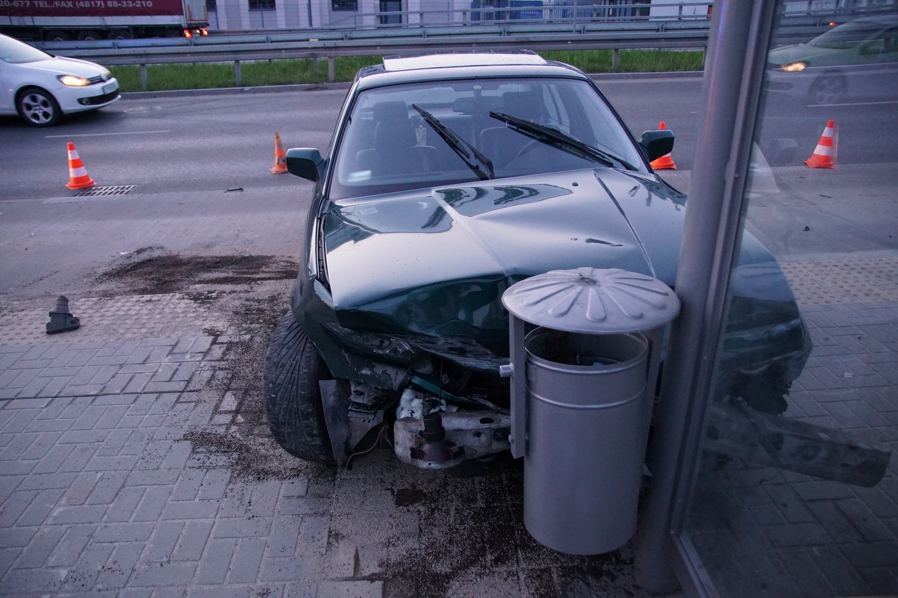 Stracił panowanie nad BMW, uderzył w barierę energochłonną (zdjęcia)