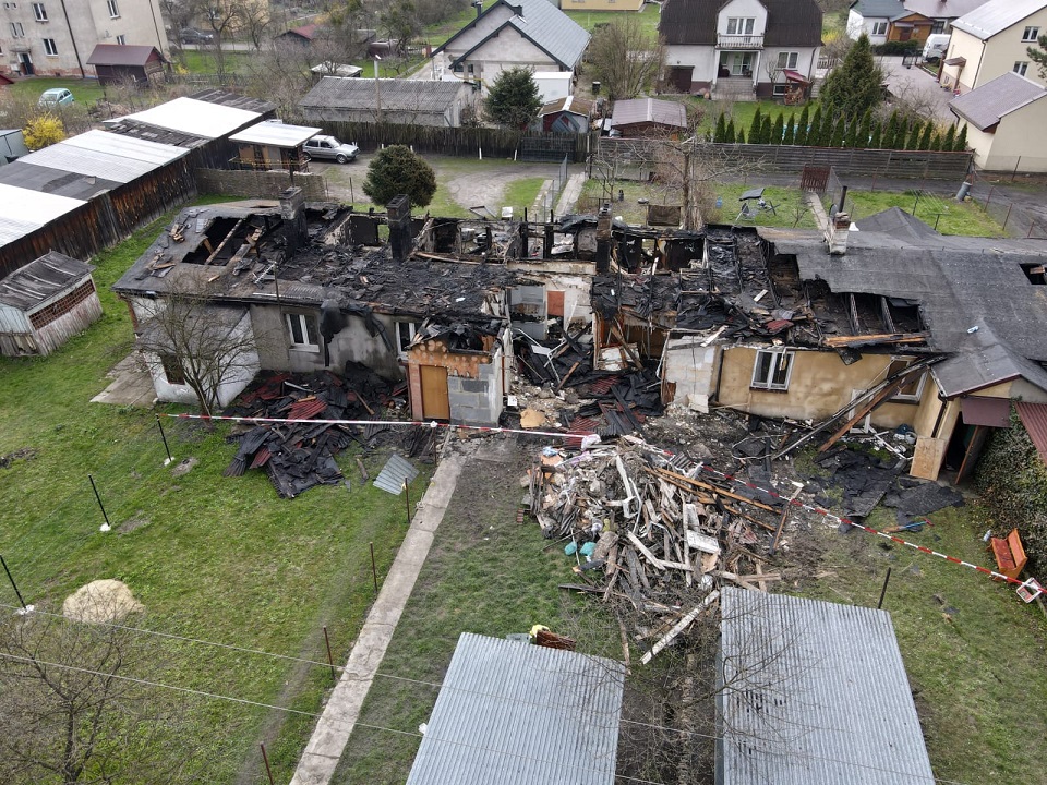 Dziewięć rodzin bez dachu nad głową po pożarze budynku mieszkalnego. Apel o pomoc (zdjęcia)