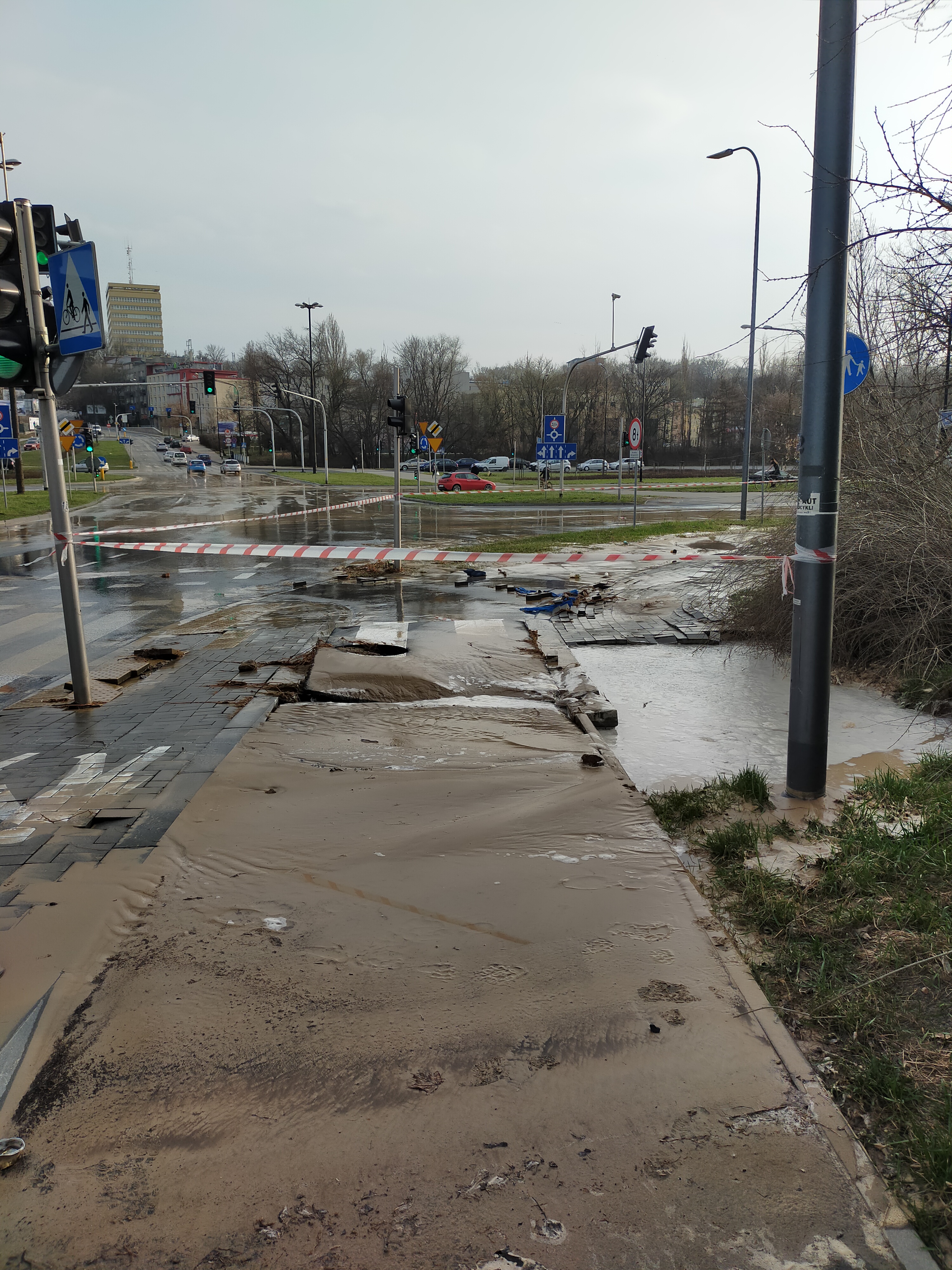 Pękła rura wodociągowa, woda zalała skrzyżowanie. Sporo mieszkańców ma sucho w kranach (wideo)