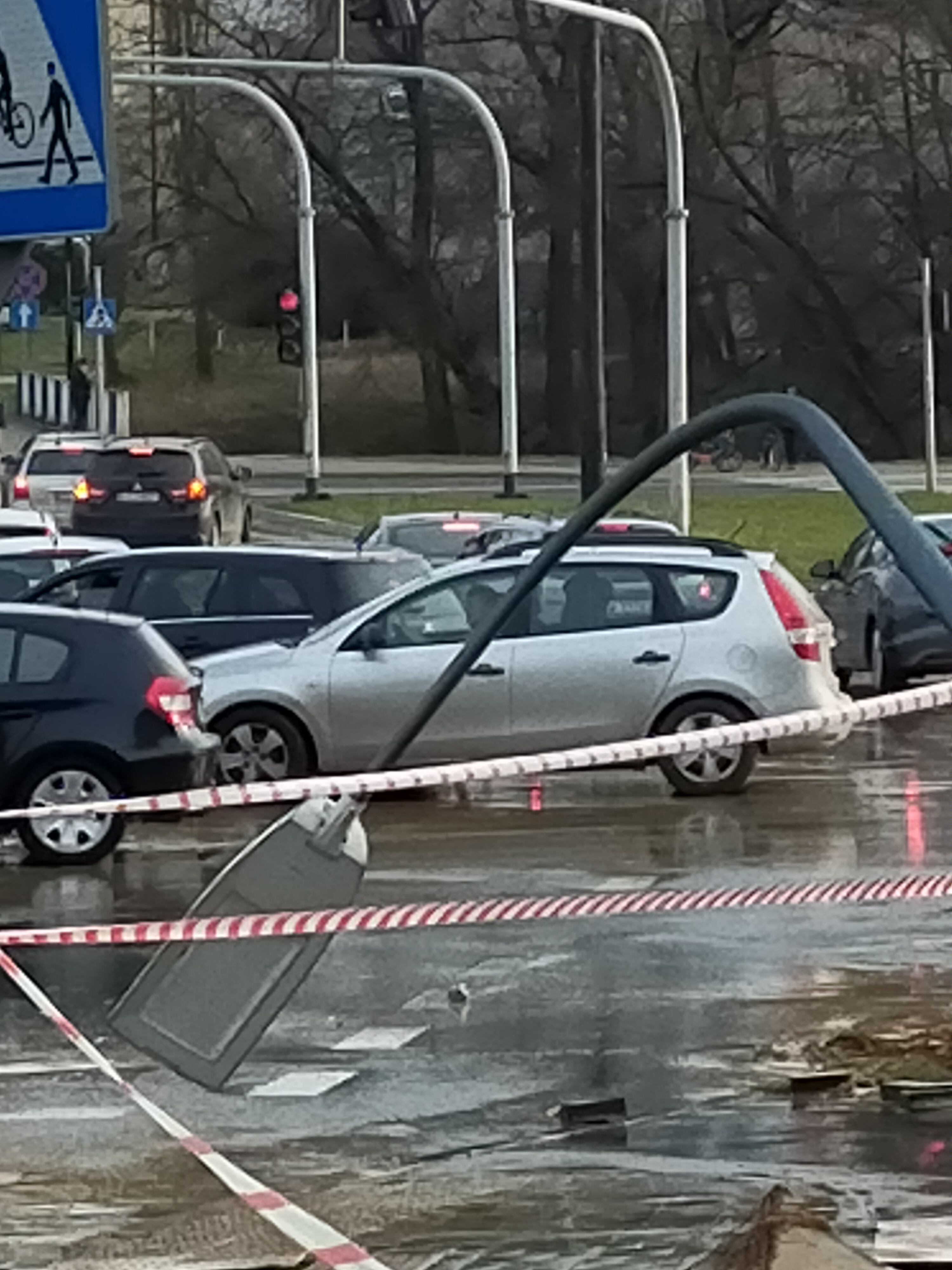 Pękła rura wodociągowa, woda zalała skrzyżowanie. Sporo mieszkańców ma sucho w kranach (wideo)