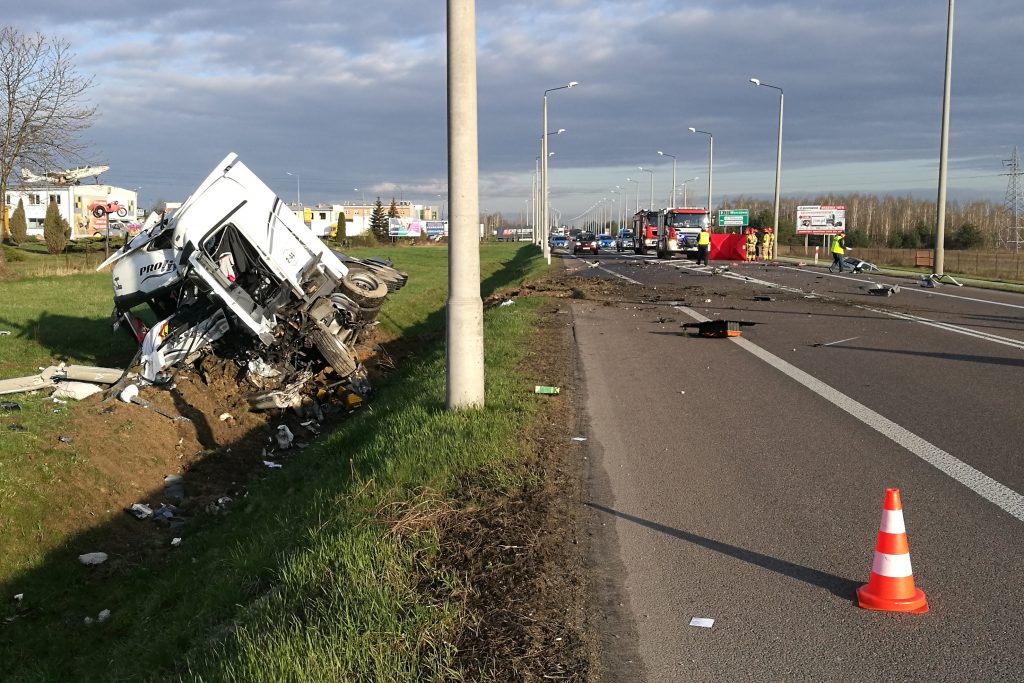 Tragiczny wypadek na drodze krajowej nr 2. Jedna osoba zginęła w zderzeniu ciężarówki z osobówką (zdjęcia)